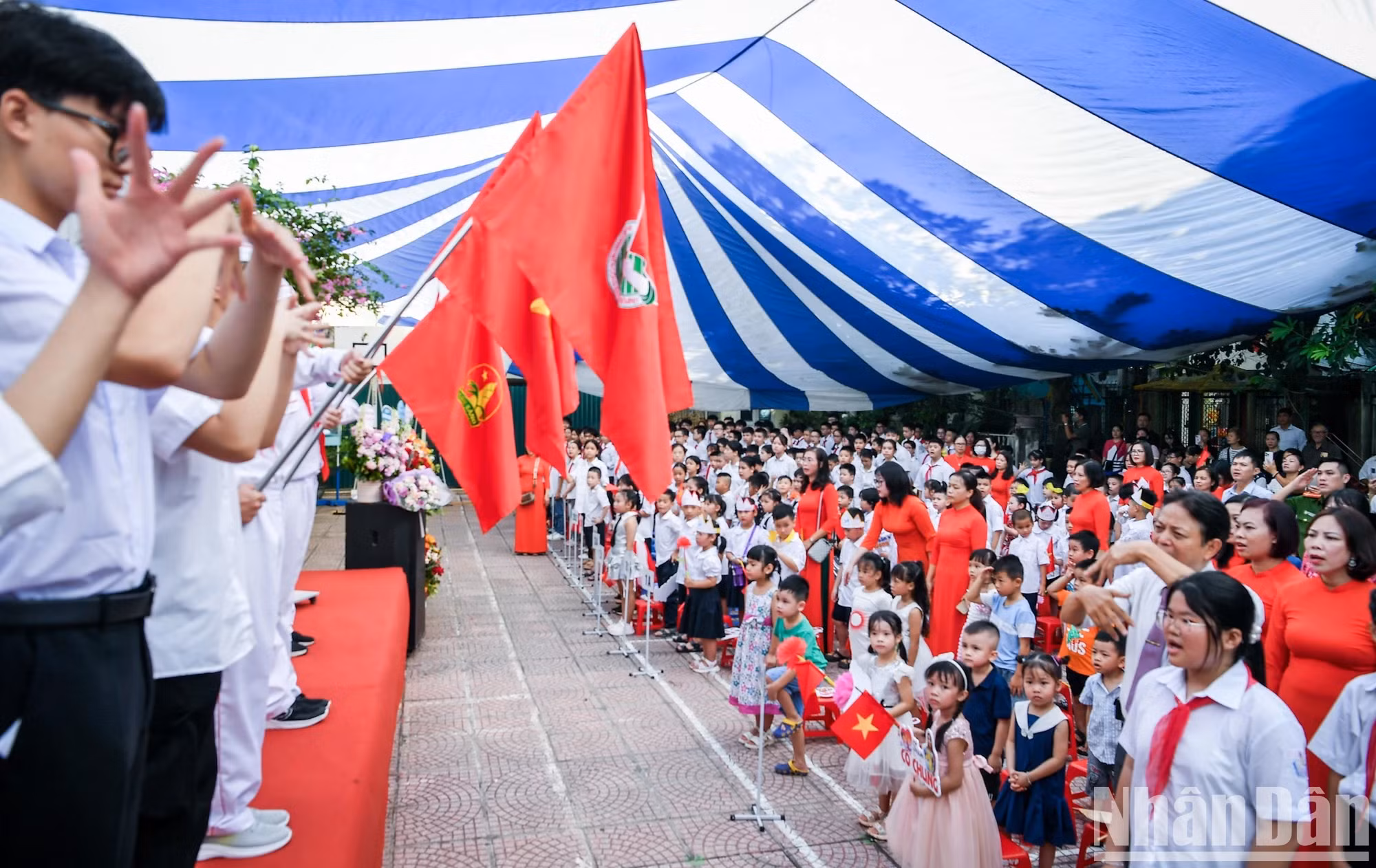 据老师们介绍，教导聋哑学生手语集体唱国歌和跳舞一样困难，因为要求动作统一，他们已经炼有数周时间。