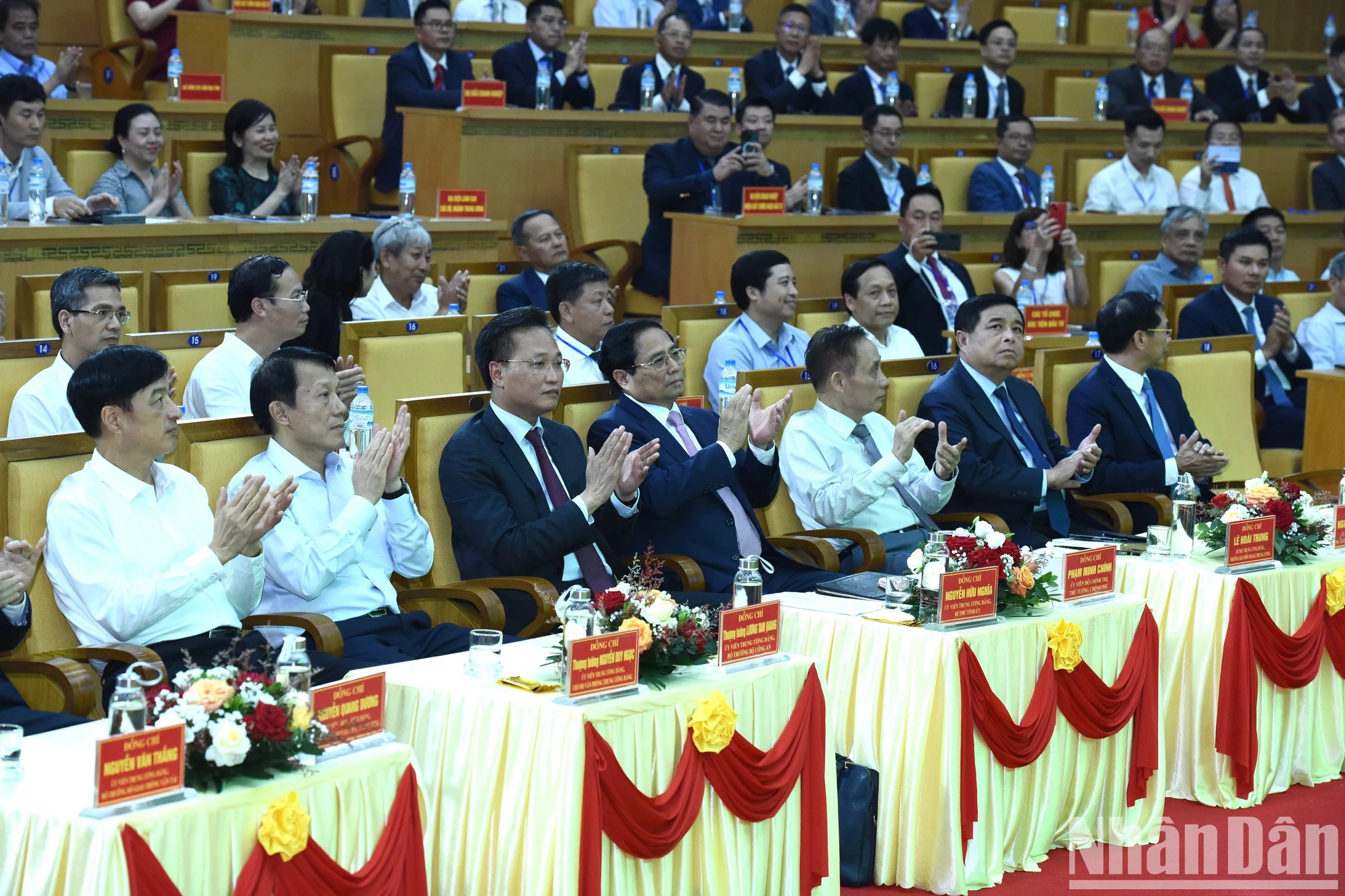 范明正总理和与会领导代表。 范明正总理和与会领导代表。