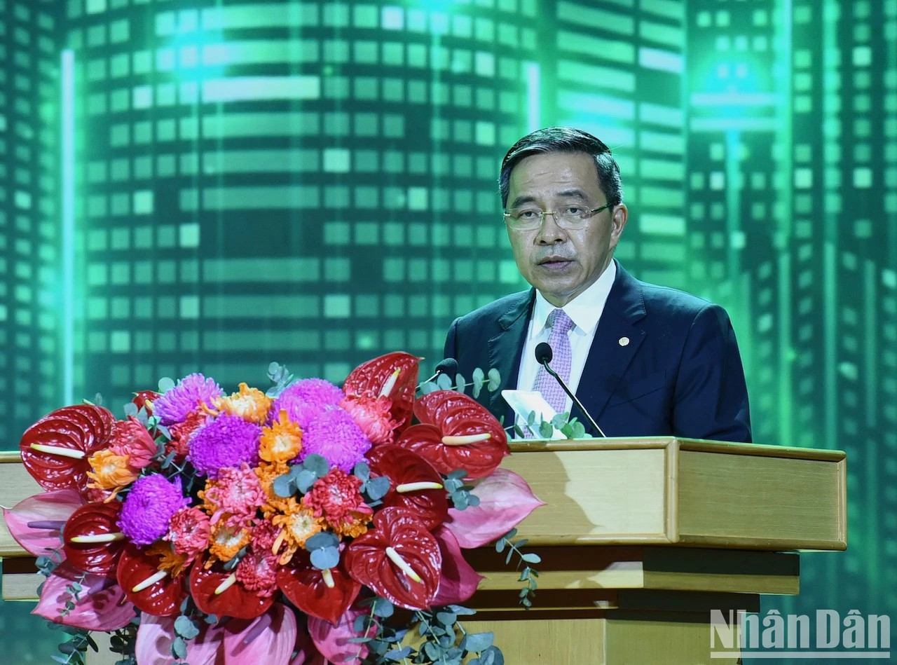 对兴安省投资的投资商代表致辞。 对兴安省投资的投资商代表致辞。