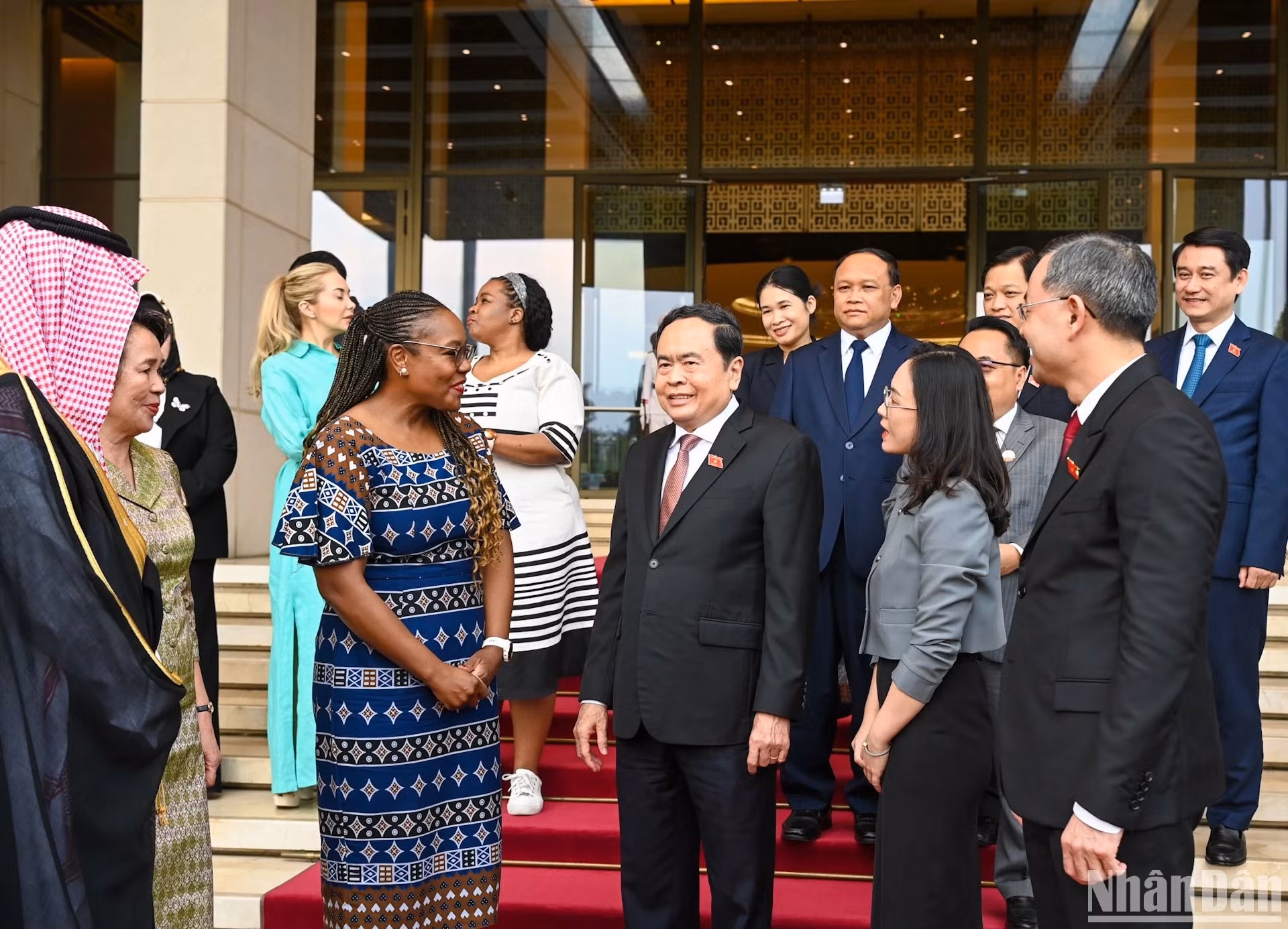 双方会见后交流。