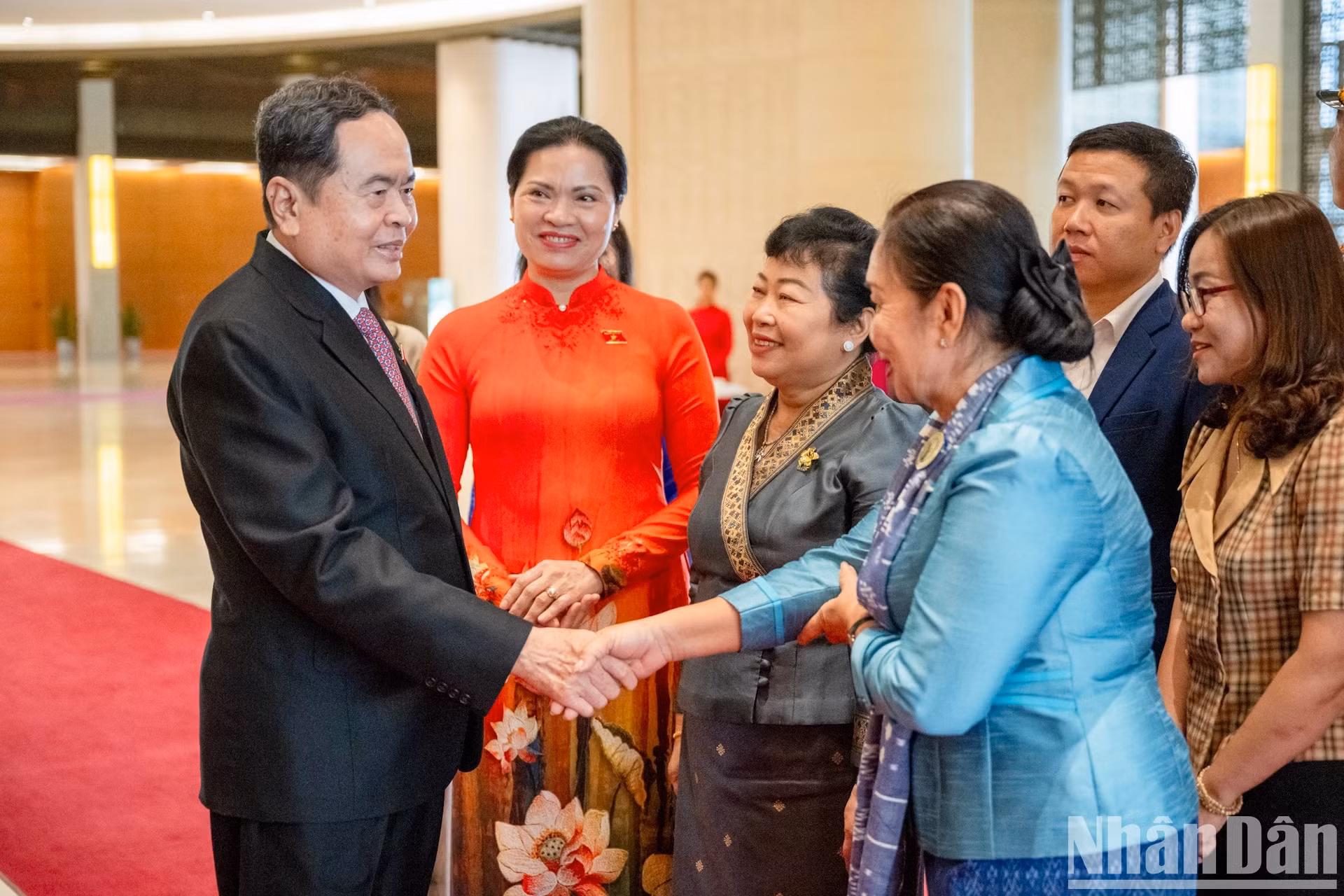 国会主席陈青敏与代表们握手。