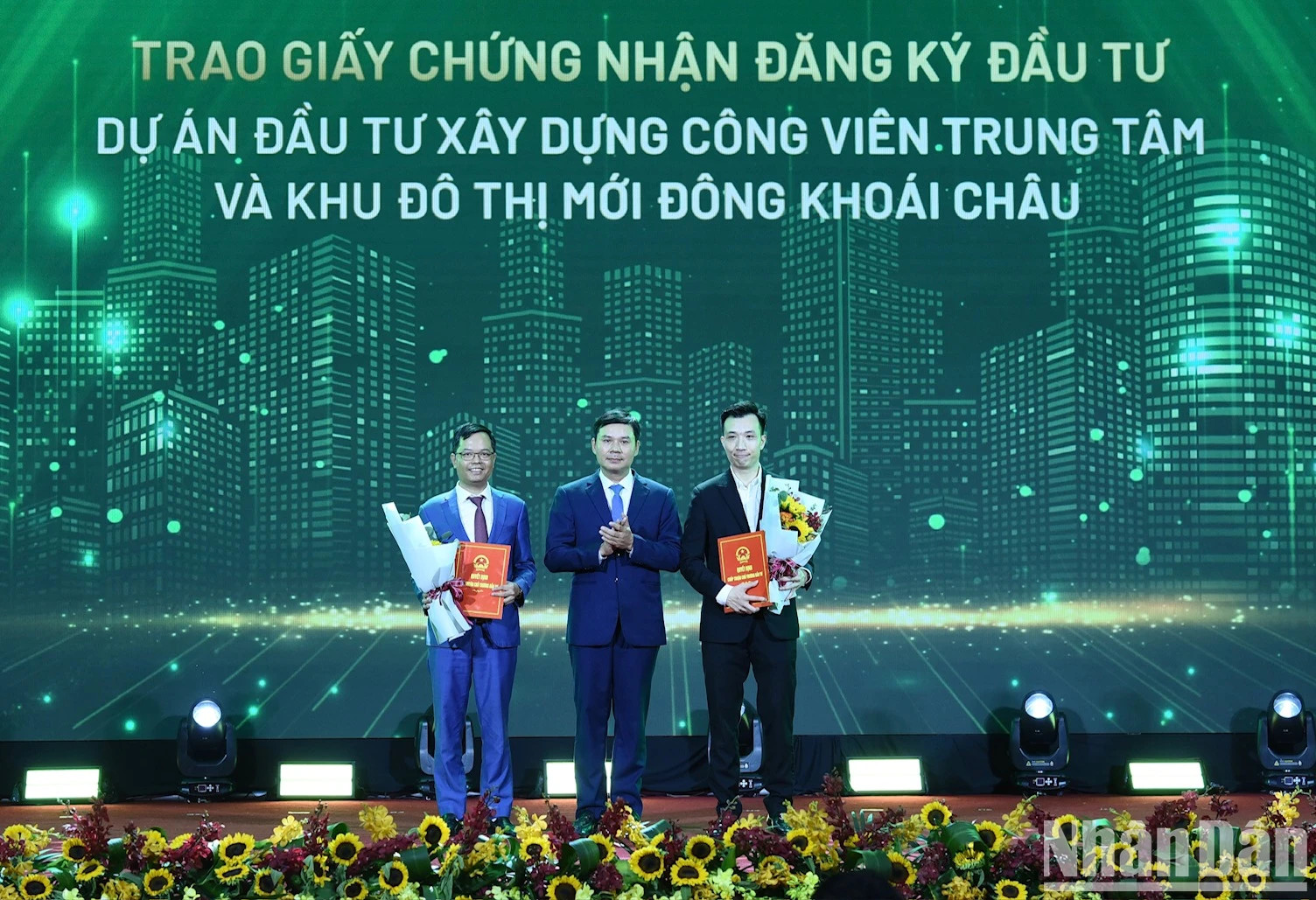 兴安省领导向企业颁发投资许可证。 兴安省领导向企业颁发投资许可证。