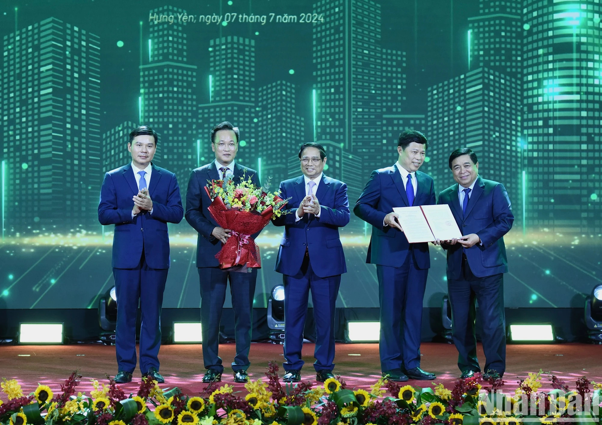 范明正总理向兴安省领导颁发兴安省《2021-2030年兴安省规划和2050年愿景》批文。 范明正总理向兴安省领导颁发兴安省《2021-2030年兴安省规划和2050年愿景》批文。