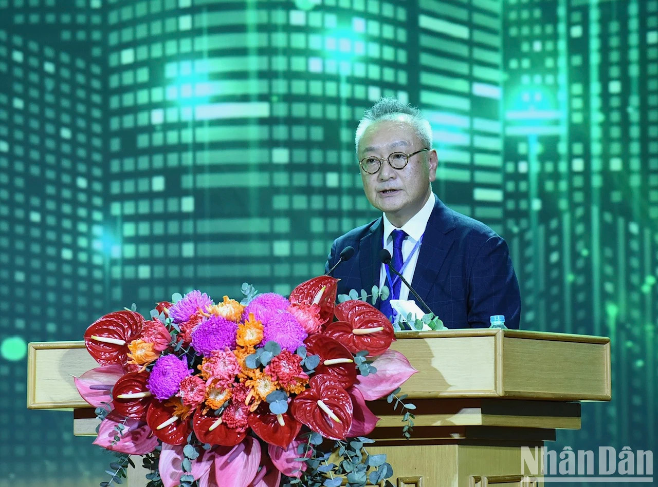 对兴安省投资的投资商代表致辞。 对兴安省投资的投资商代表致辞。