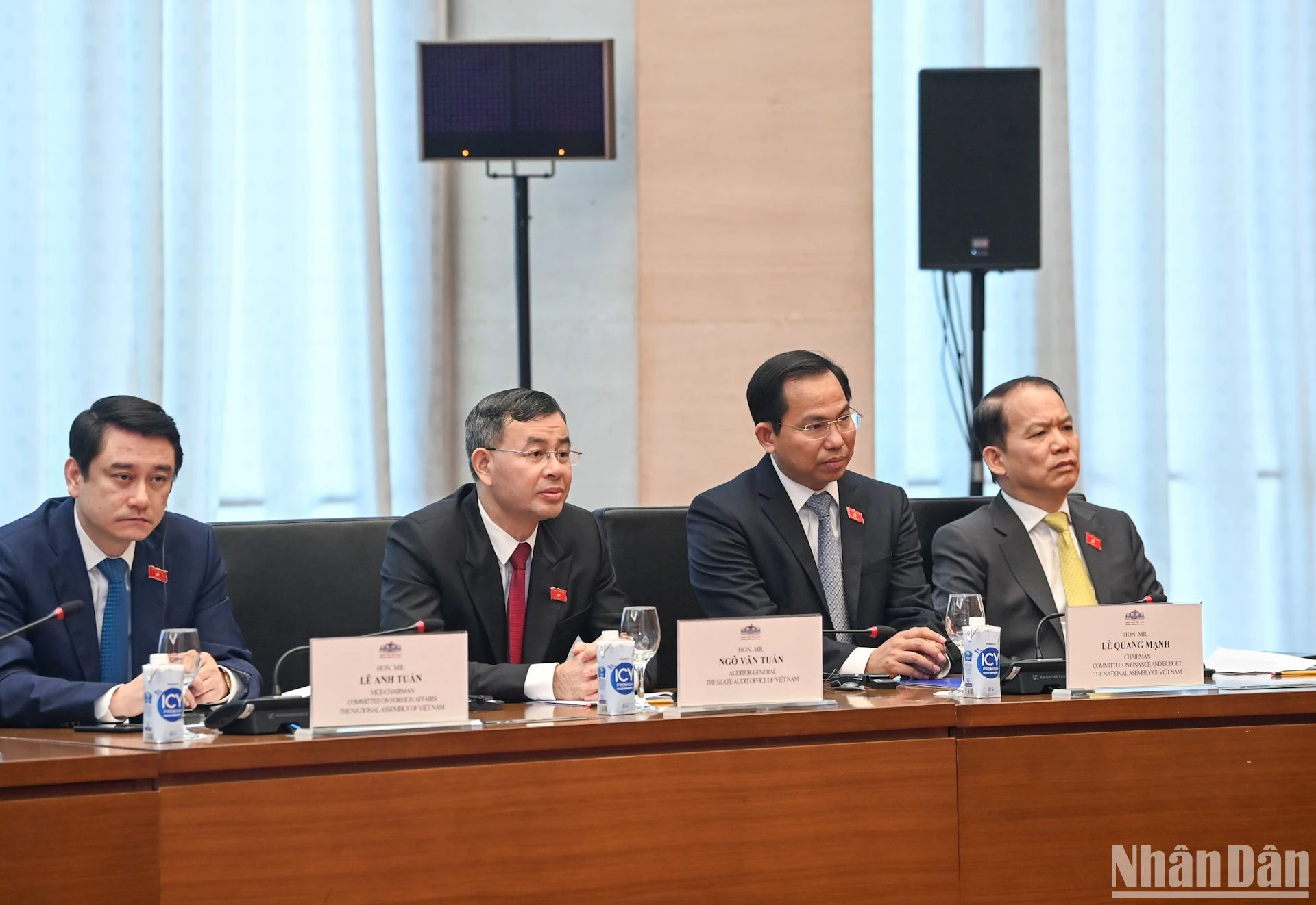 越南国家审计署审计长吴文俊(左二)等有关机关领导在座。 越南国家审计署审计长吴文俊(左二)等有关机关领导在座。
