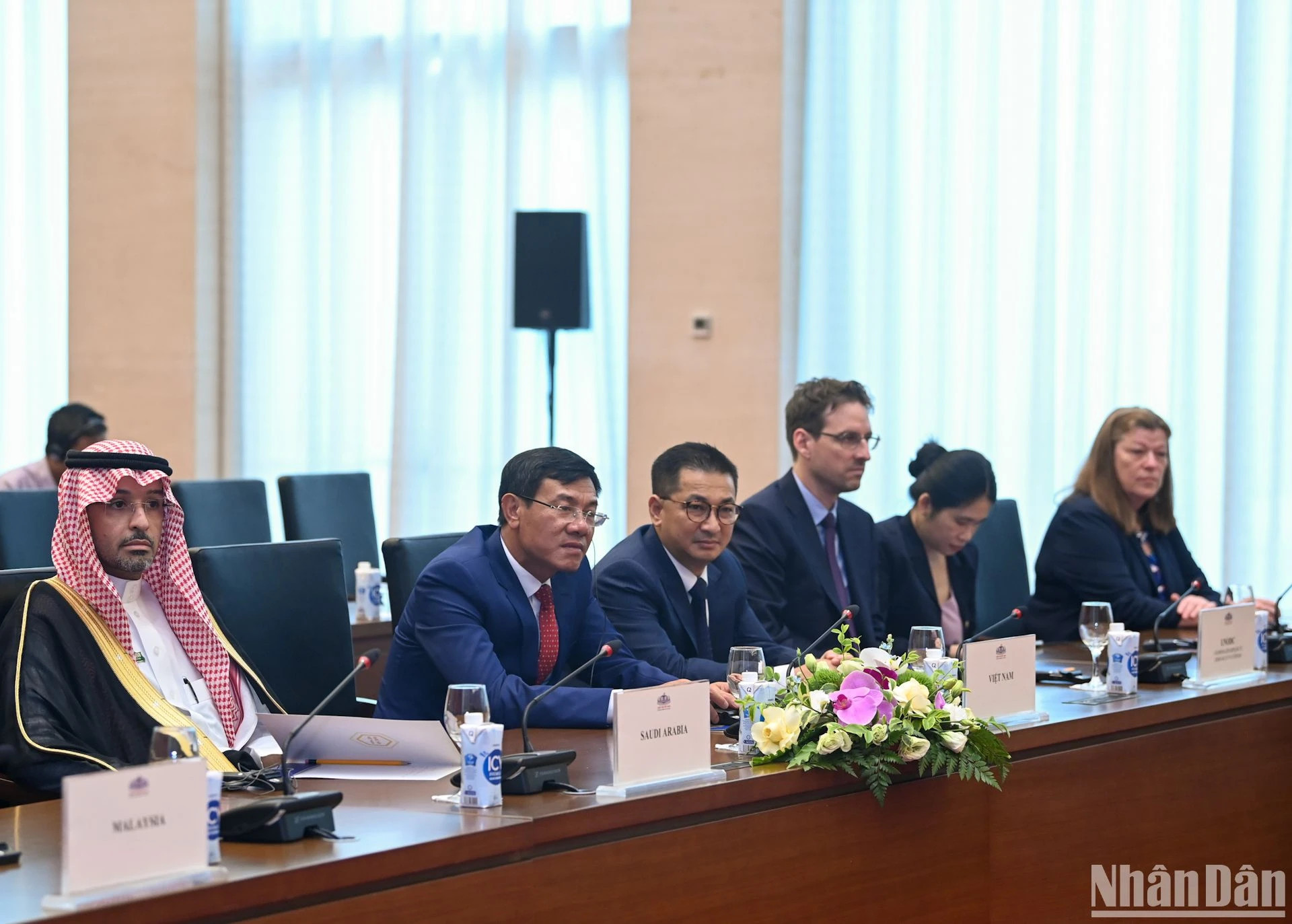 各国国家审计长代表。 各国国家审计长代表。