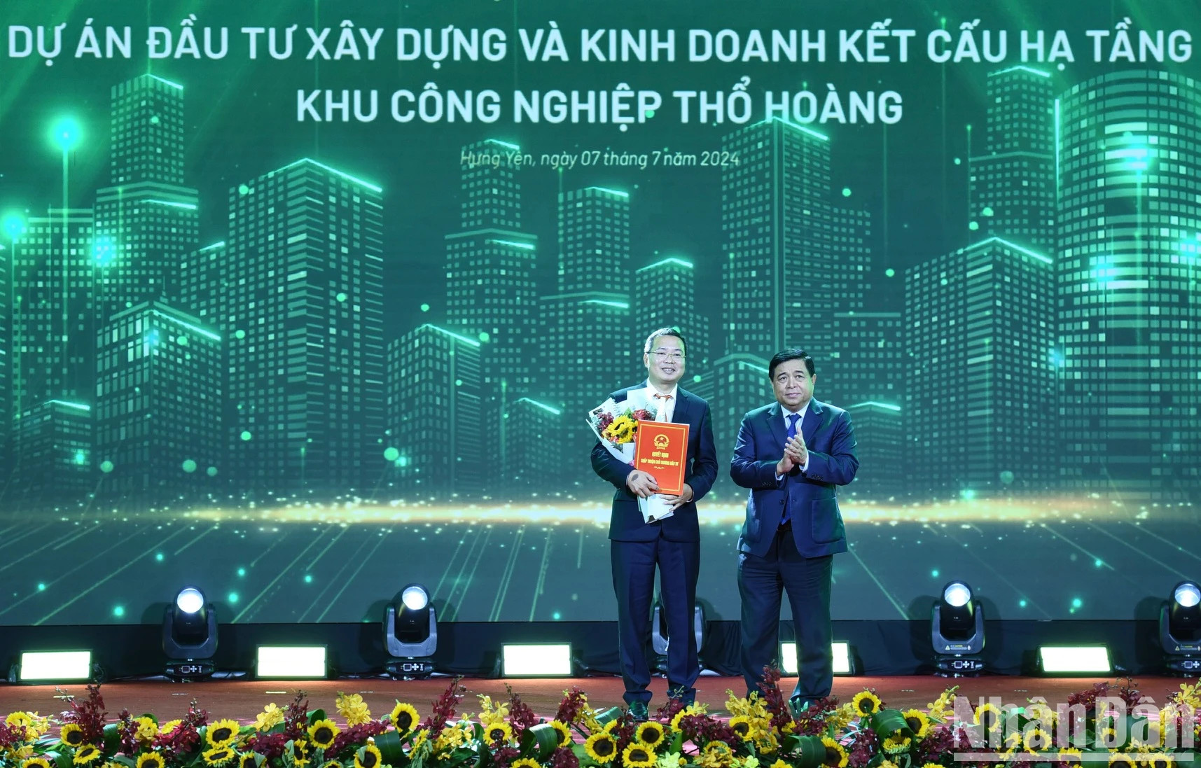 计划投资部部长阮志勇(右)颁发土黄工业区投资许可证。 计划投资部部长阮志勇(右)颁发土黄工业区投资许可证。