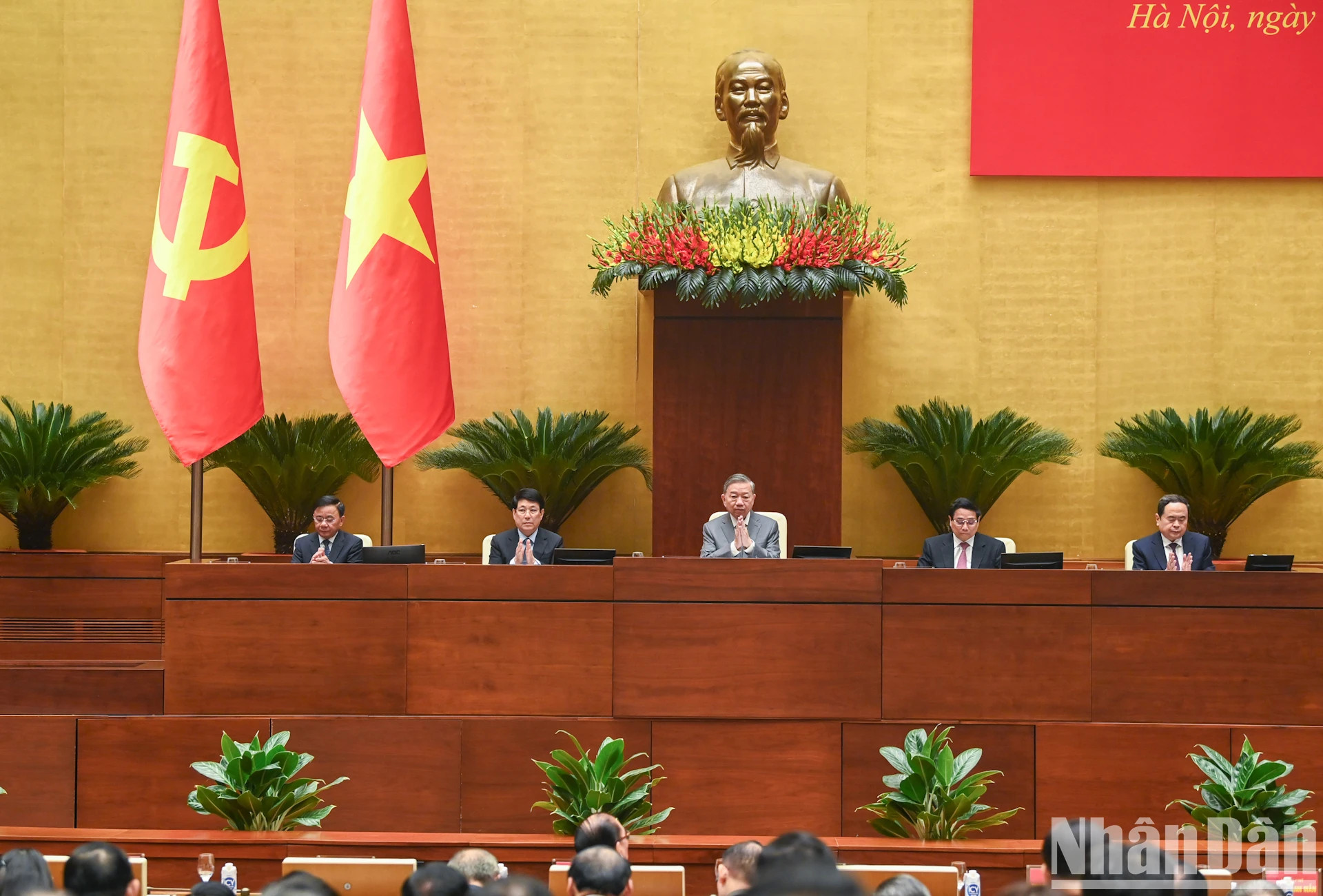 越共中央总书记、发展科技和革新创新及数字化转型指导委员会主任苏林出席会议。