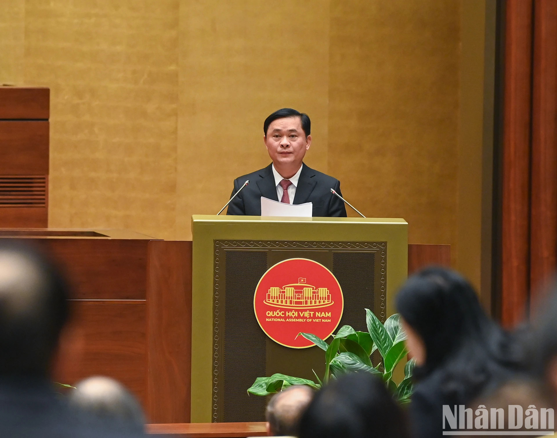 越共中央经济部副部长泰青贵在会议上作简要报告。