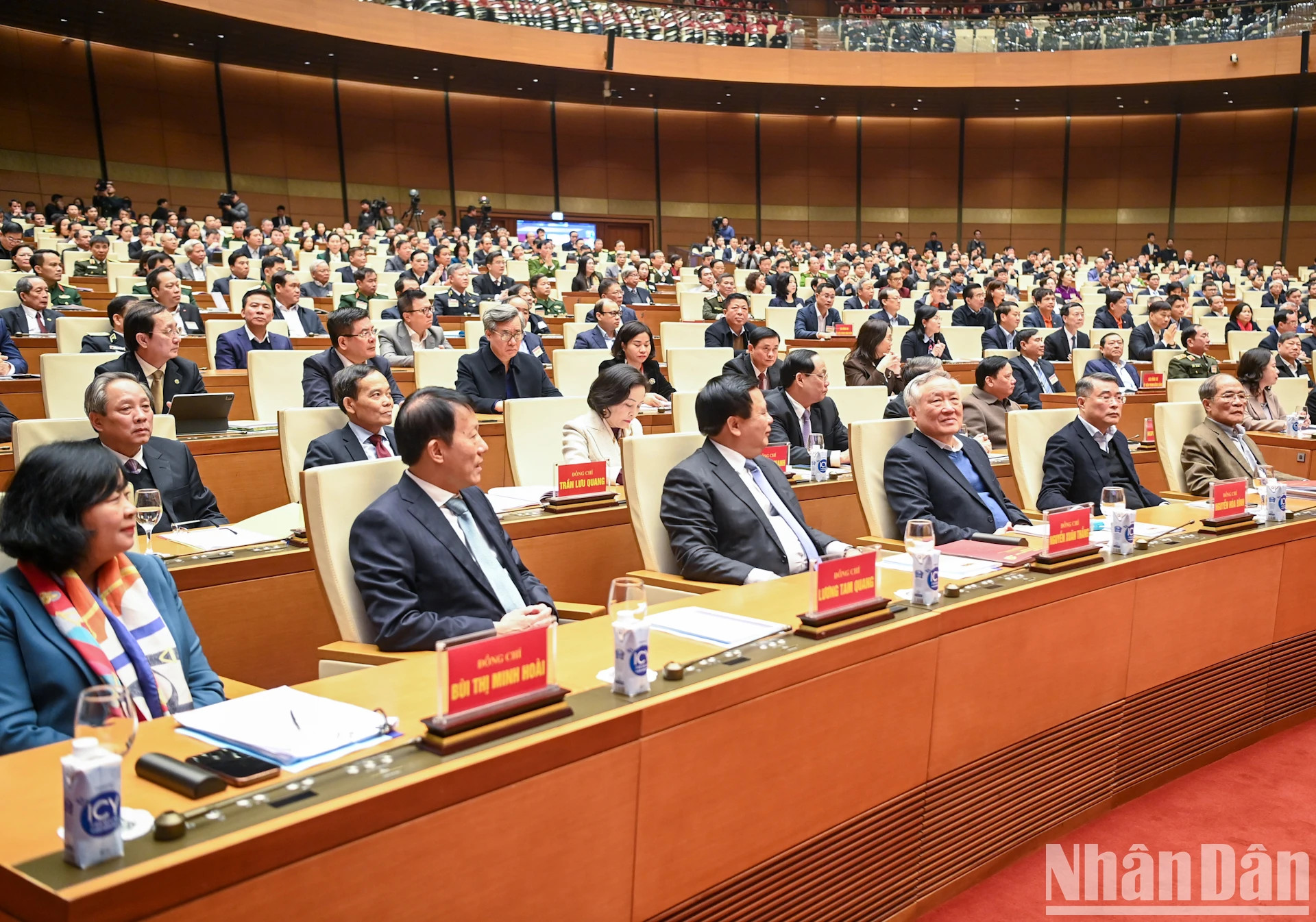 党和国家领导人出席会议。