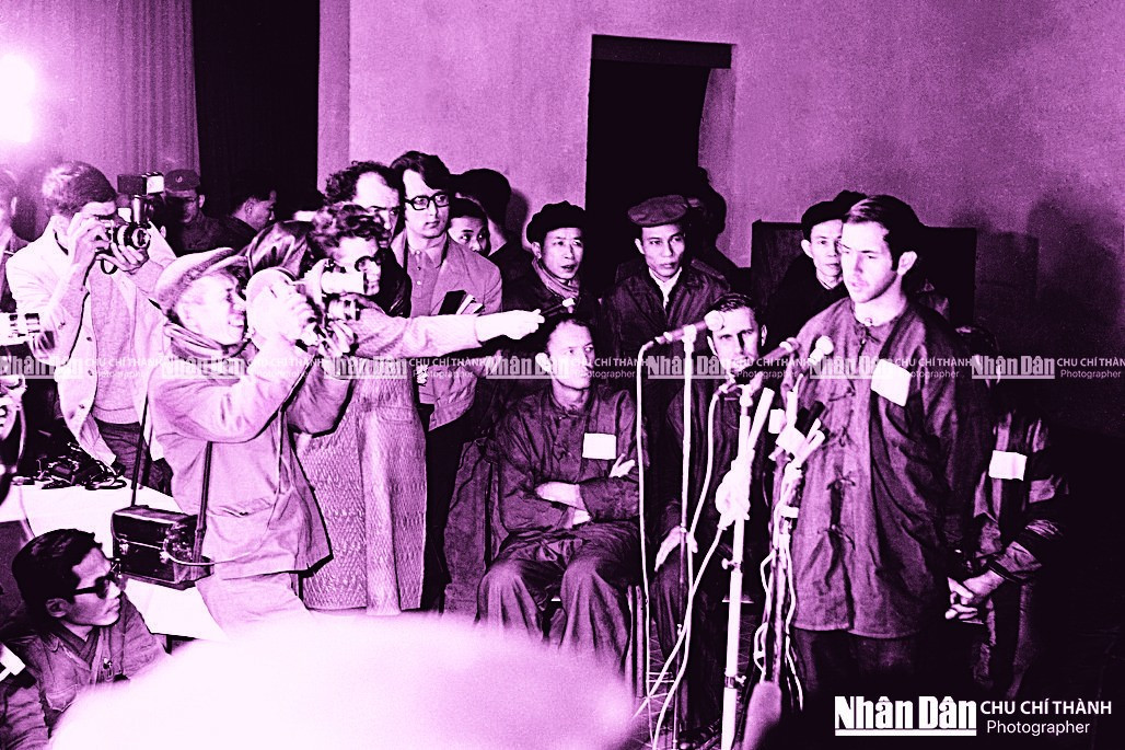 1972年12月28日和12月30日晚上，在雄王俱乐部举行的国际新闻发布会将美国飞行员带到了国内外记者面前。