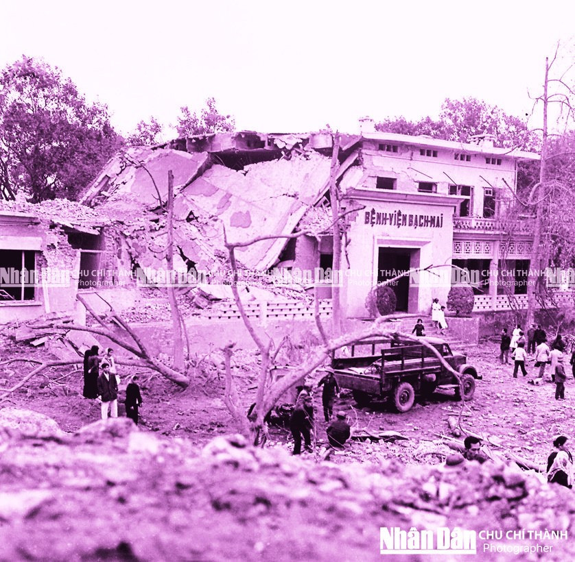 白梅医院被一架美国B-52轰炸机摧毁。