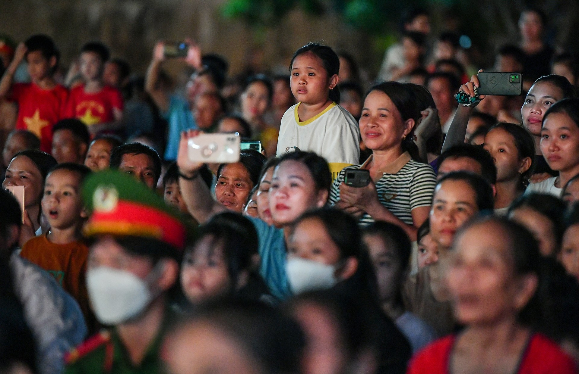 当地人民欣赏艺术表演。 当地人民欣赏艺术表演。