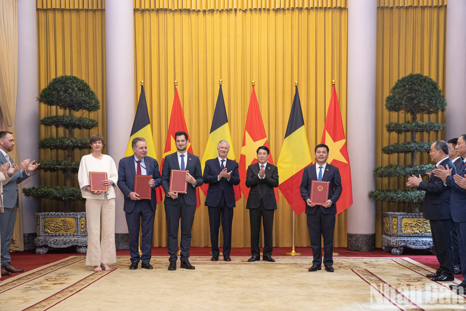 工贸部部长阮宏延同布鲁塞尔首都大区首席大臣鲁迪·维尔乌特,瓦隆大区首席大臣Adrien Dolimont,弗拉芒大区布鲁塞尔及媒体事务部长Cieltje Van Achter互换“越南贸易促进局与弗拉芒投资贸易局、瓦隆州出口与外国投资促进局、布鲁塞尔商业支持机构之间的谅解合作备忘录”。 工贸部部长阮宏延同布鲁塞尔首都大区首席大臣鲁迪·维尔乌特,瓦隆大区首席大臣Adrien Dolimont,弗拉芒大区布鲁塞尔及媒体事务部长Cieltje Van Achter互换“越南贸易促进局与弗拉芒投资贸易局、瓦隆州出口与外国投资促进局、布鲁塞尔商业支持机构之间的谅解合作备忘录”。