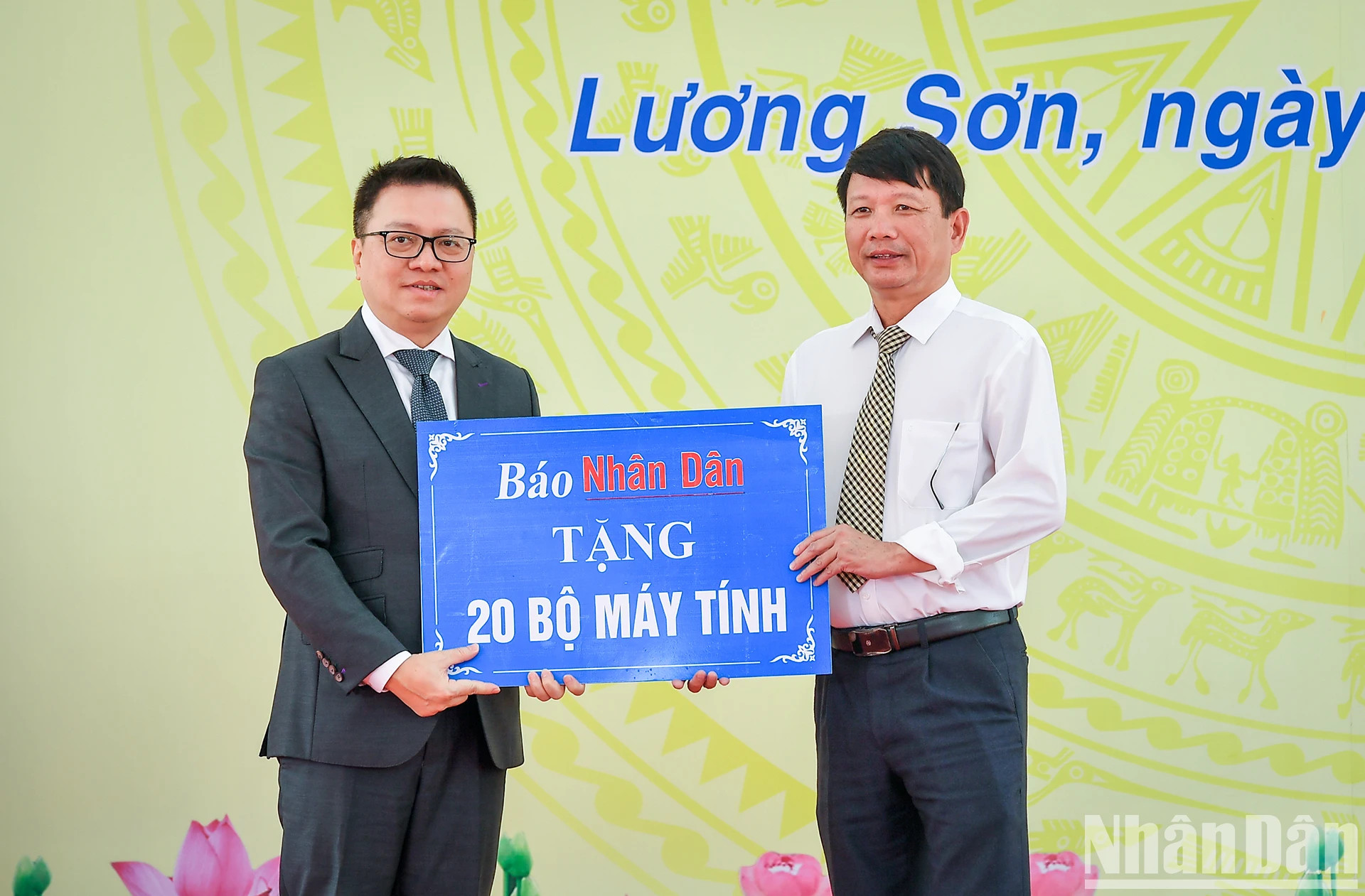 《人民报》社总编辑黎国明向梁山县各所学校赠送20台电脑。