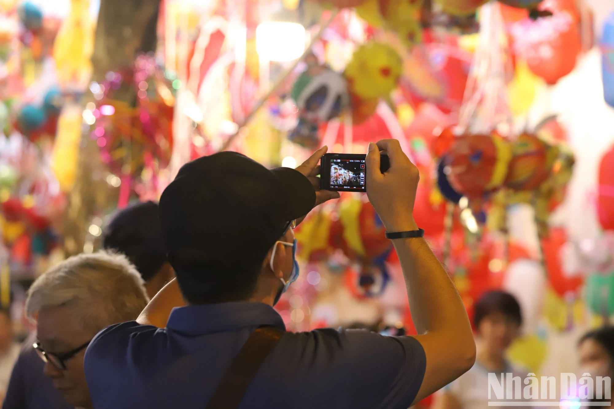 人们拍照留念。