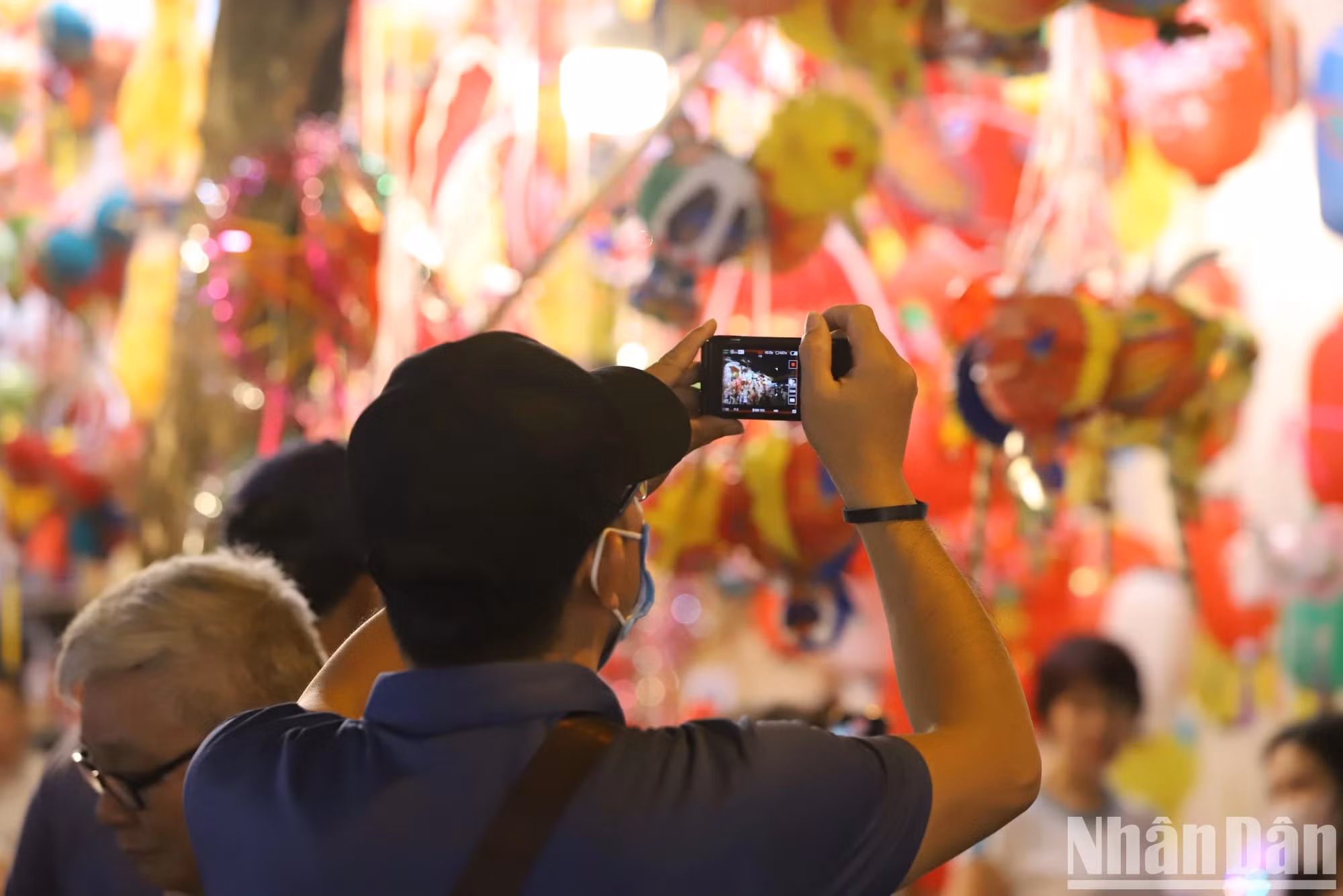 人们拍照留念。