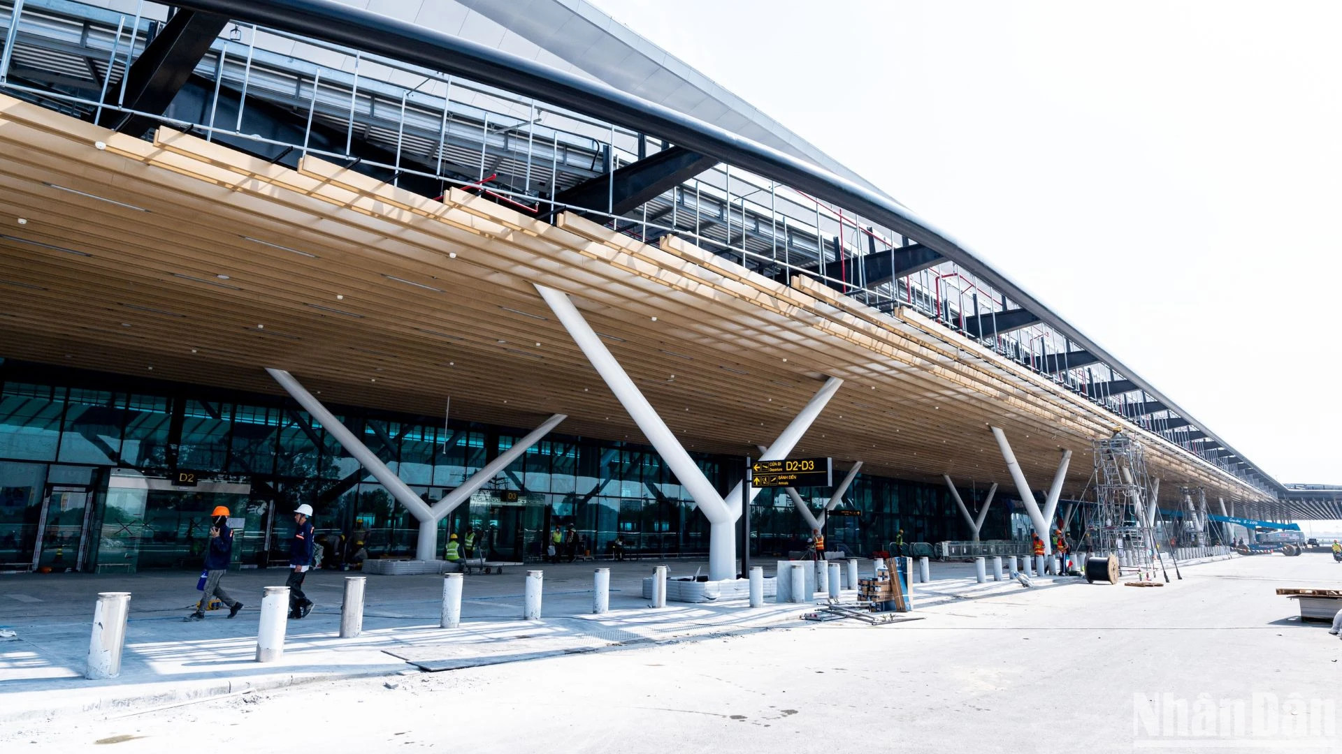 根据设计，T3航站楼拥有柔和的弧形屋顶，让人们联想到越南传统长衣的柔和线条，象征着优雅与高贵。