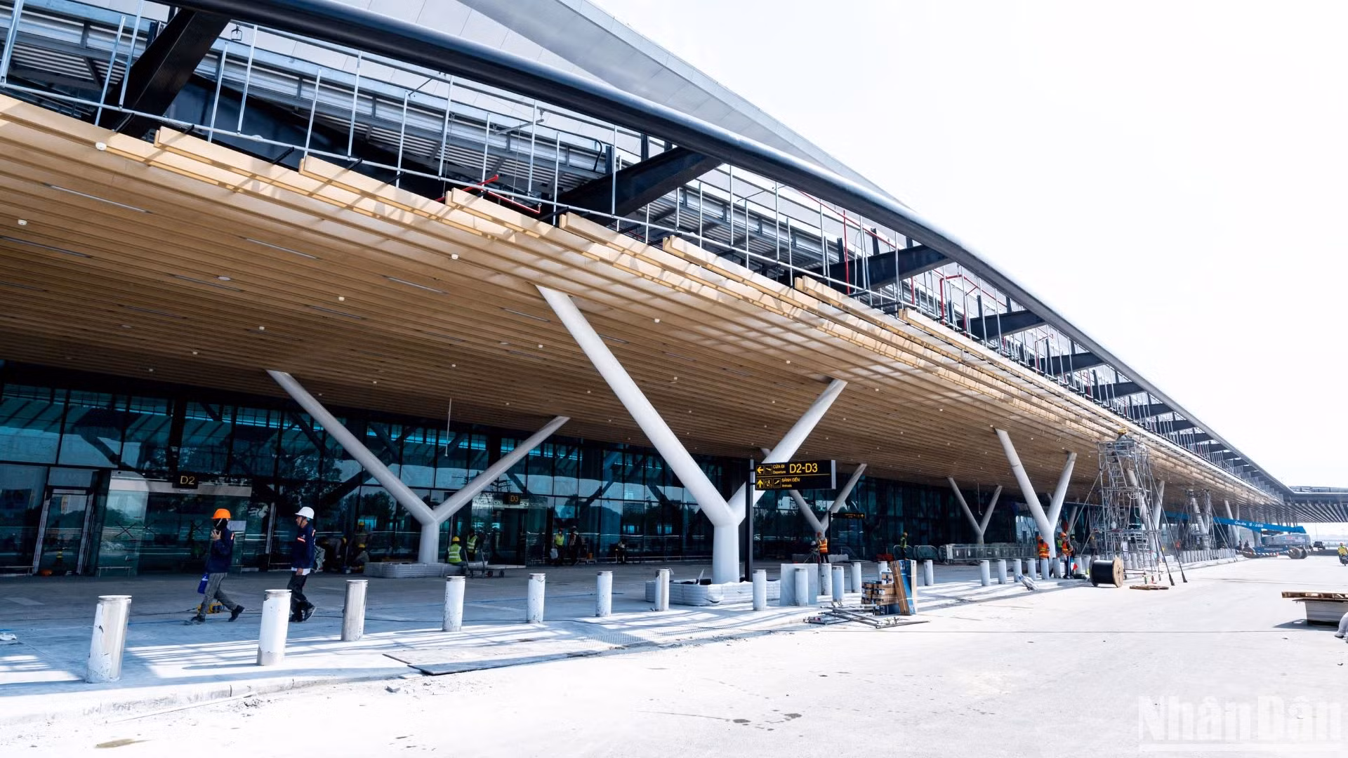 根据设计,T3航站楼拥有柔和的弧形屋顶,让人们联想到越南传统长衣的柔和线条,象征着优雅与高贵。 根据设计,T3航站楼拥有柔和的弧形屋顶,让人们联想到越南传统长衣的柔和线条,象征着优雅与高贵。