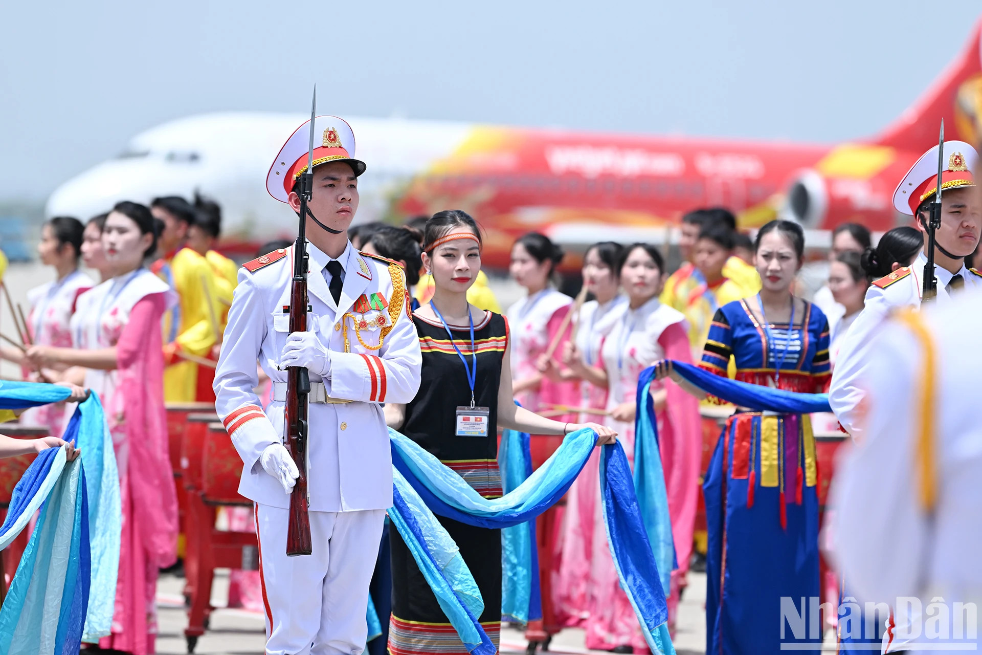 身穿越南各民族服装的54名少女欢迎中共中央总书记、中国国家主席习近平一行访越。 身穿越南各民族服装的54名少女欢迎中共中央总书记、中国国家主席习近平一行访越。