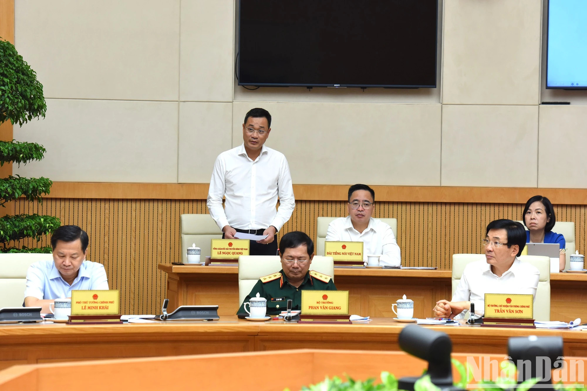 越南电视台台长黎玉光在会议上发表讲话。