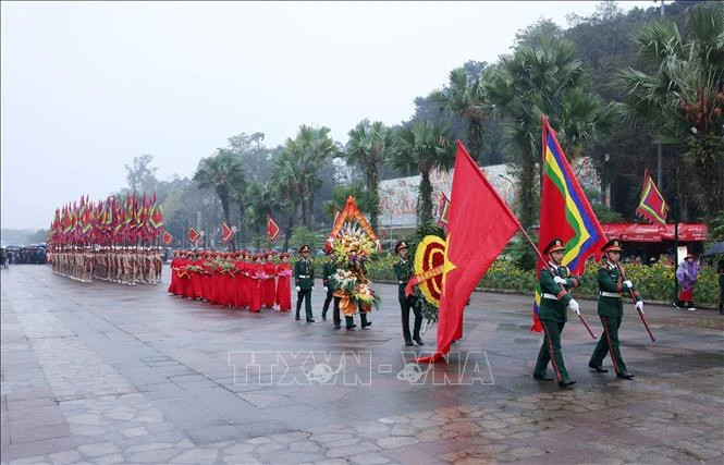 越南国家主席梁强前往义岭山峰向各位雄王敬香【组图】 ảnh 1 越南国家主席梁强前往义岭山峰向各位雄王敬香【组图】 ảnh 1