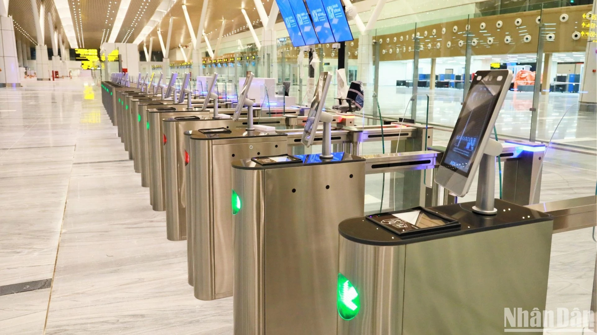 该航站楼设有90个传统航空登机柜台、20个自动行李托运柜台和42个登机自助服务亭。