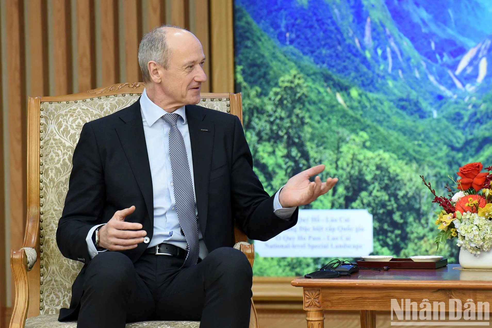 德国西门子集团总裁兼首席执行官罗兰·布施发表讲话。