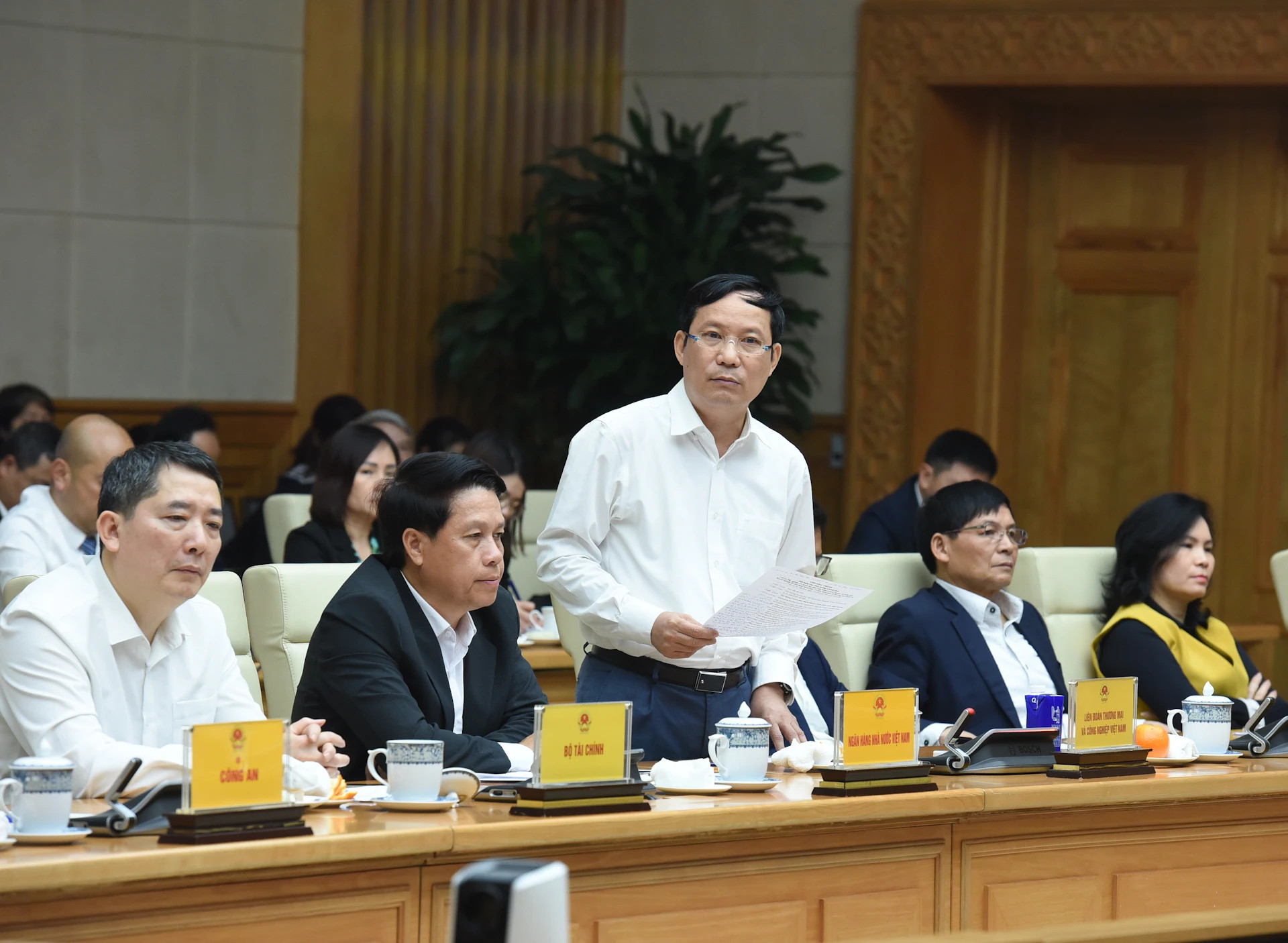 越南工商会主席范晋公发表讲话。