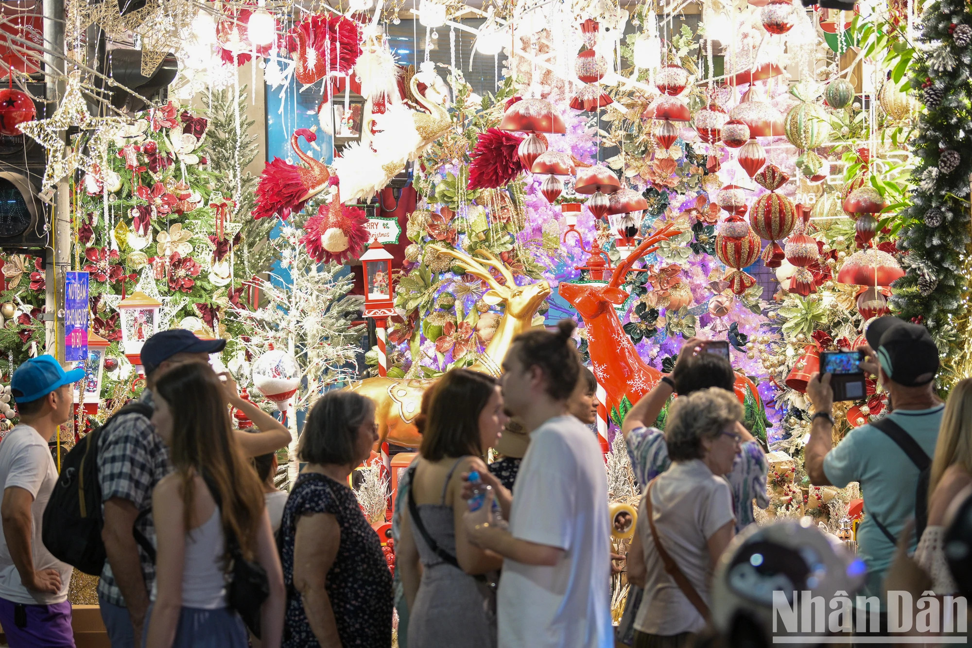 首都人民和外国友人纷纷前往马街观看、购物。