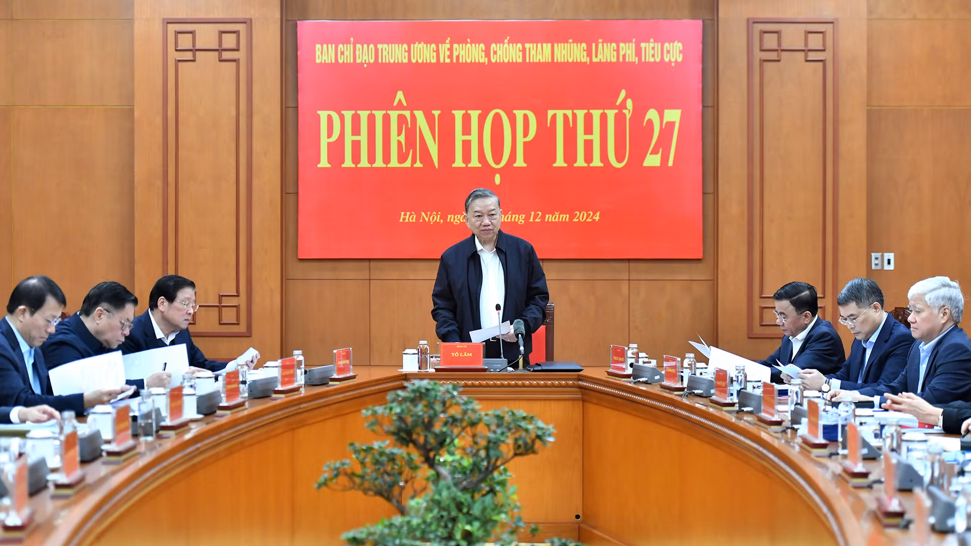 苏林总书记主持会议。