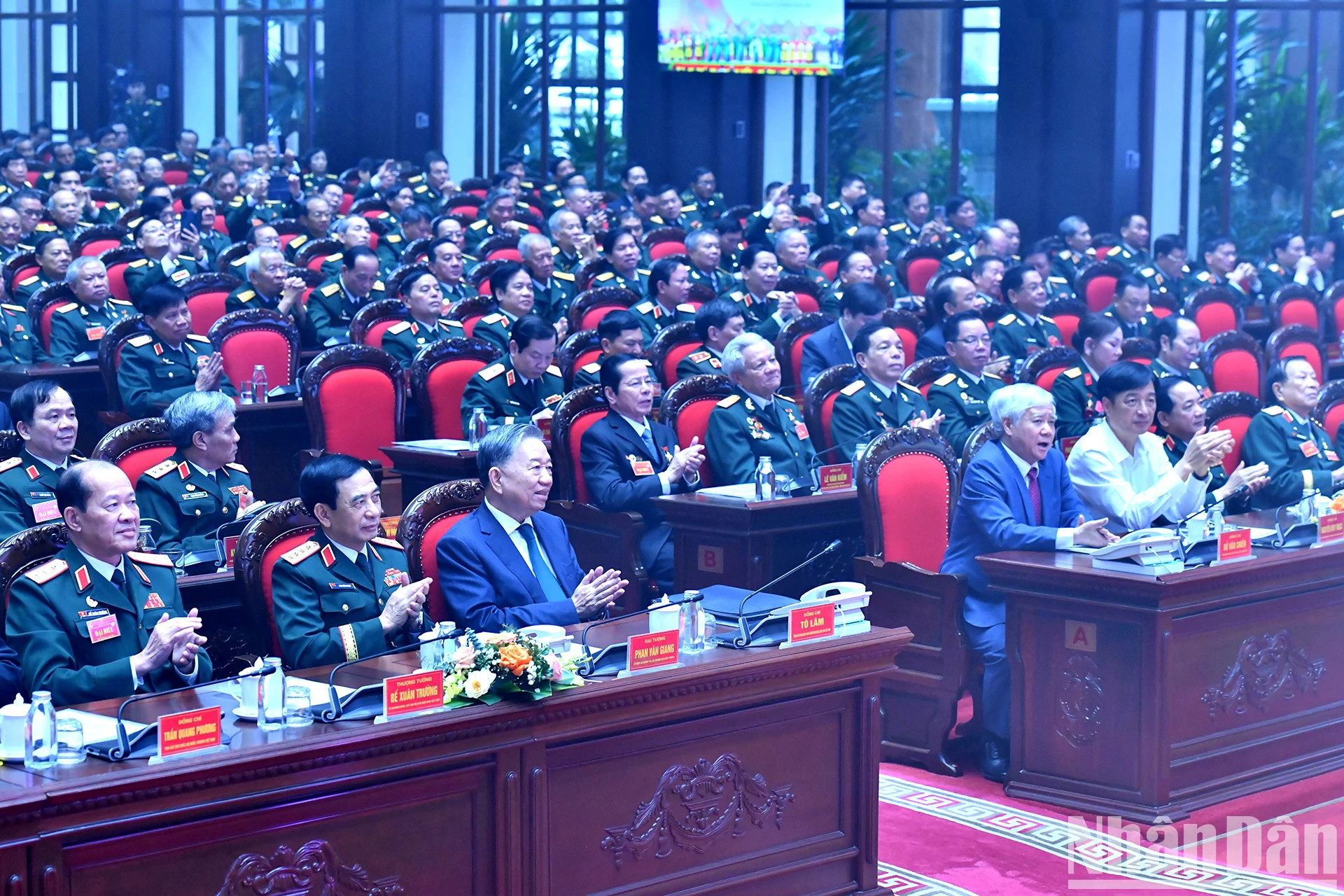 苏林总书记和各位代表出席活动。 苏林总书记和各位代表出席活动。