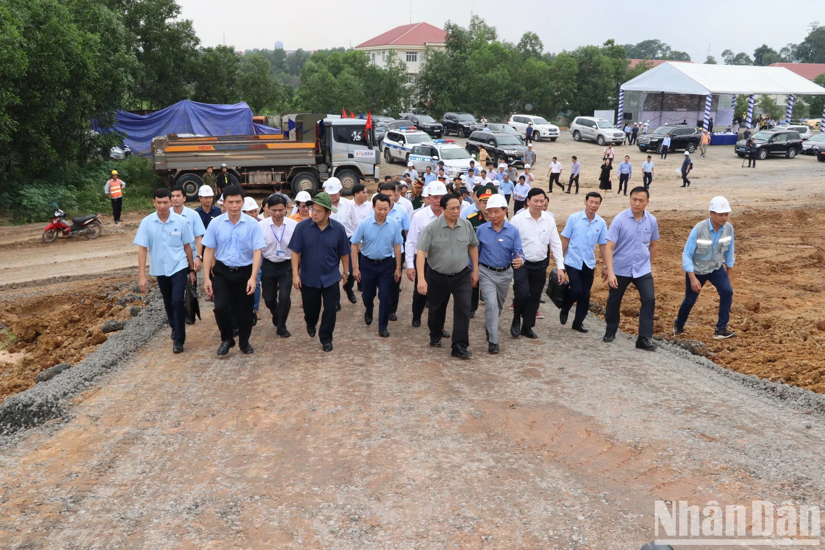 范明正总理一行视察边和-头顿高速公路项目。 范明正总理一行视察边和-头顿高速公路项目。