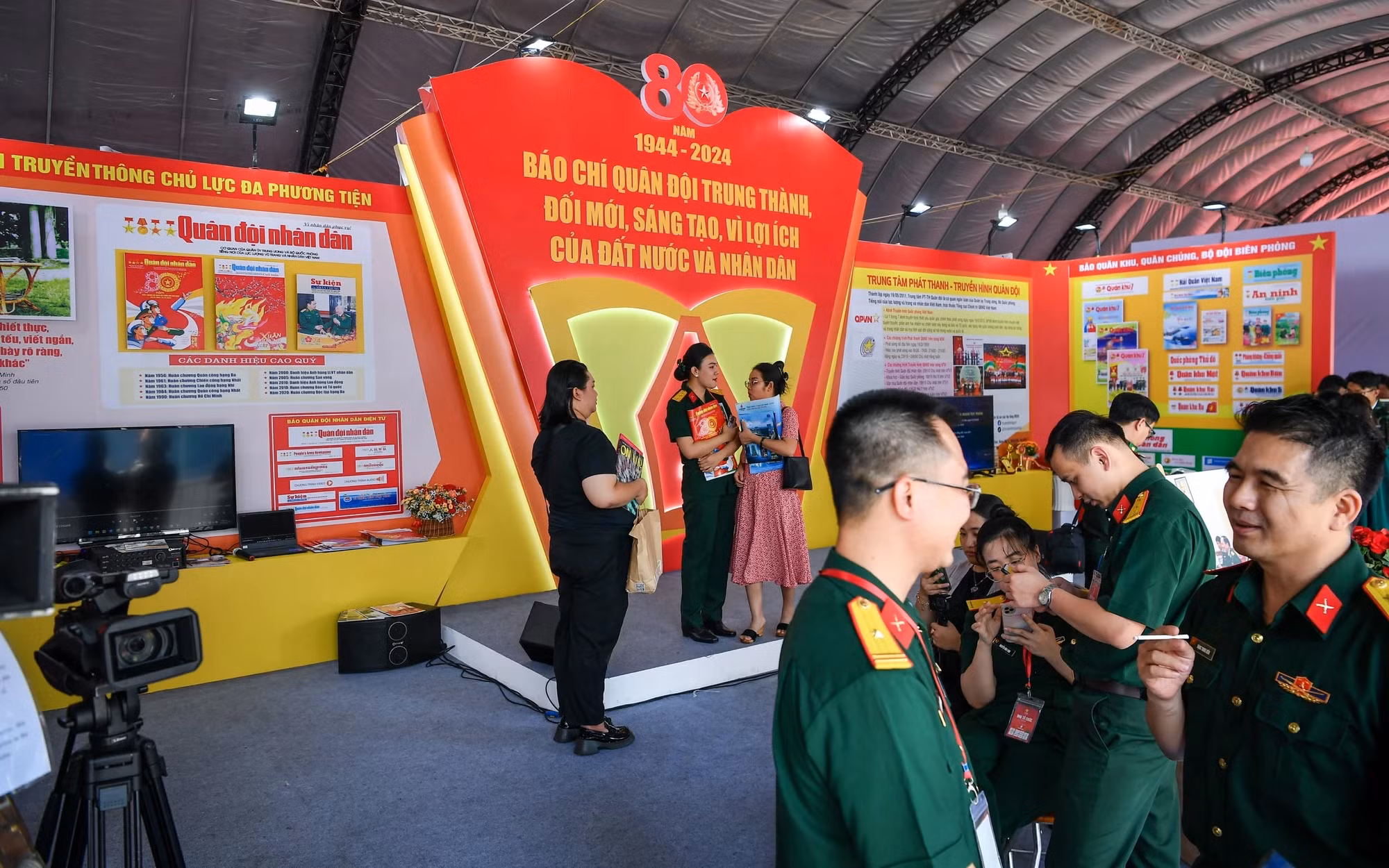 军队新闻机构的展位。