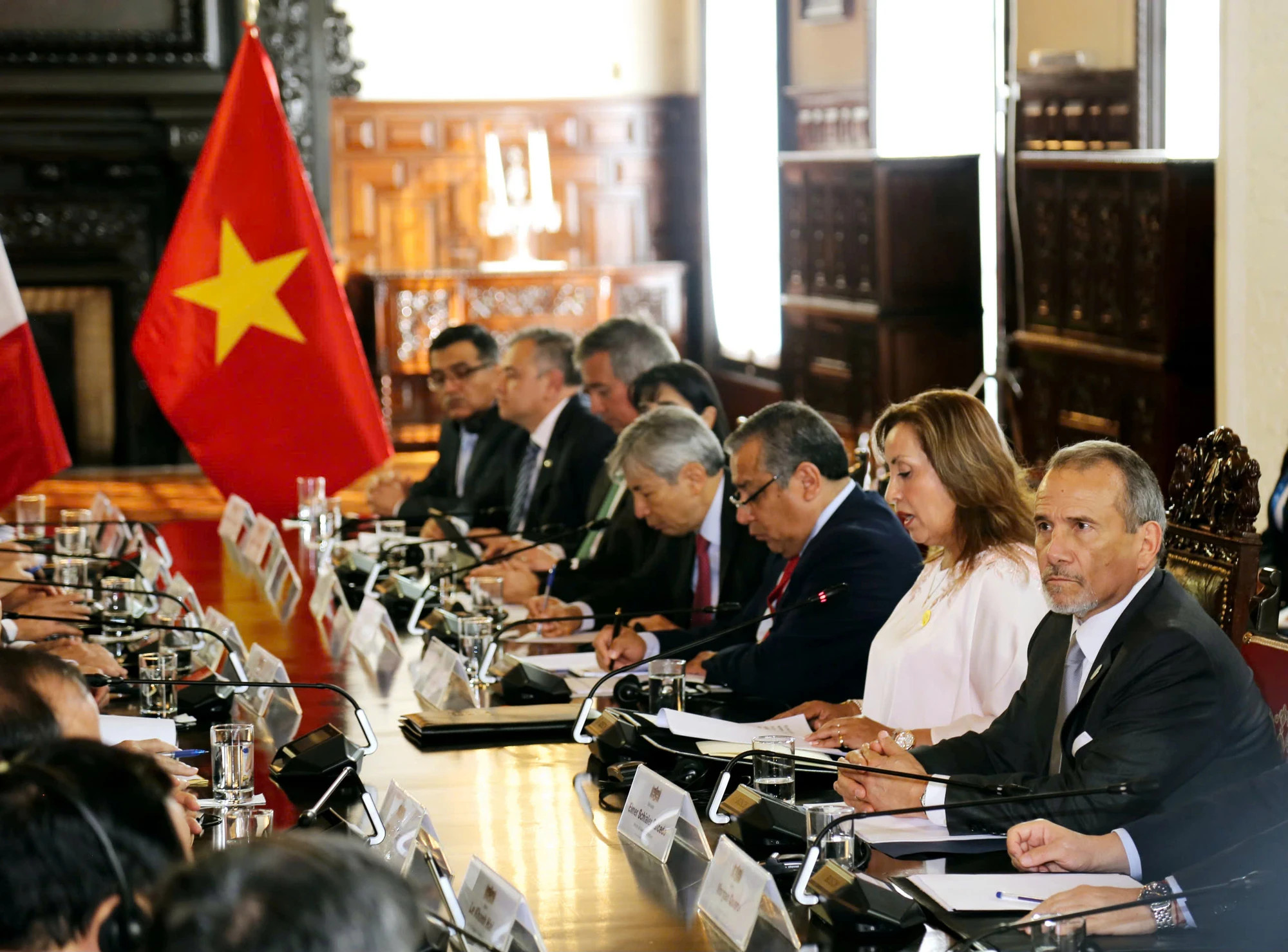 由迪娜·埃尔西利亚·博卢阿特· 泽加总统率领的秘鲁高级代表团出席会谈。