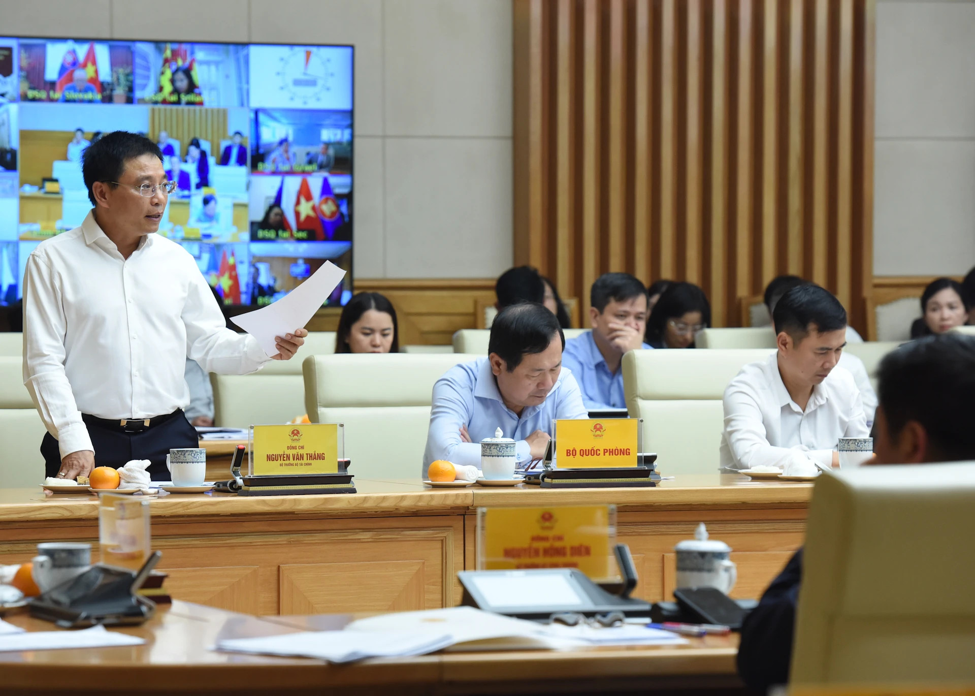 财政部部长阮文胜发表讲话。