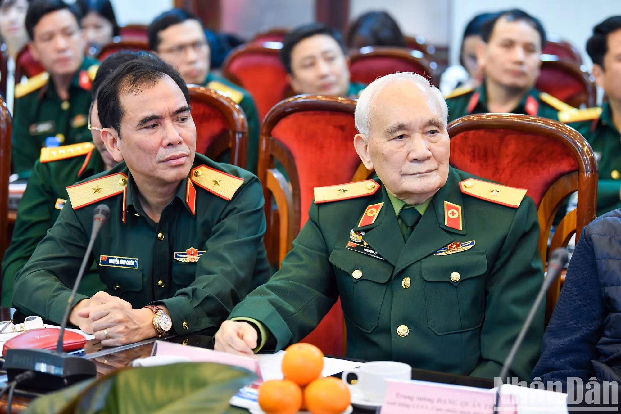 武装力量英雄、前316号大团军医干部阮聚少将出席记者会。