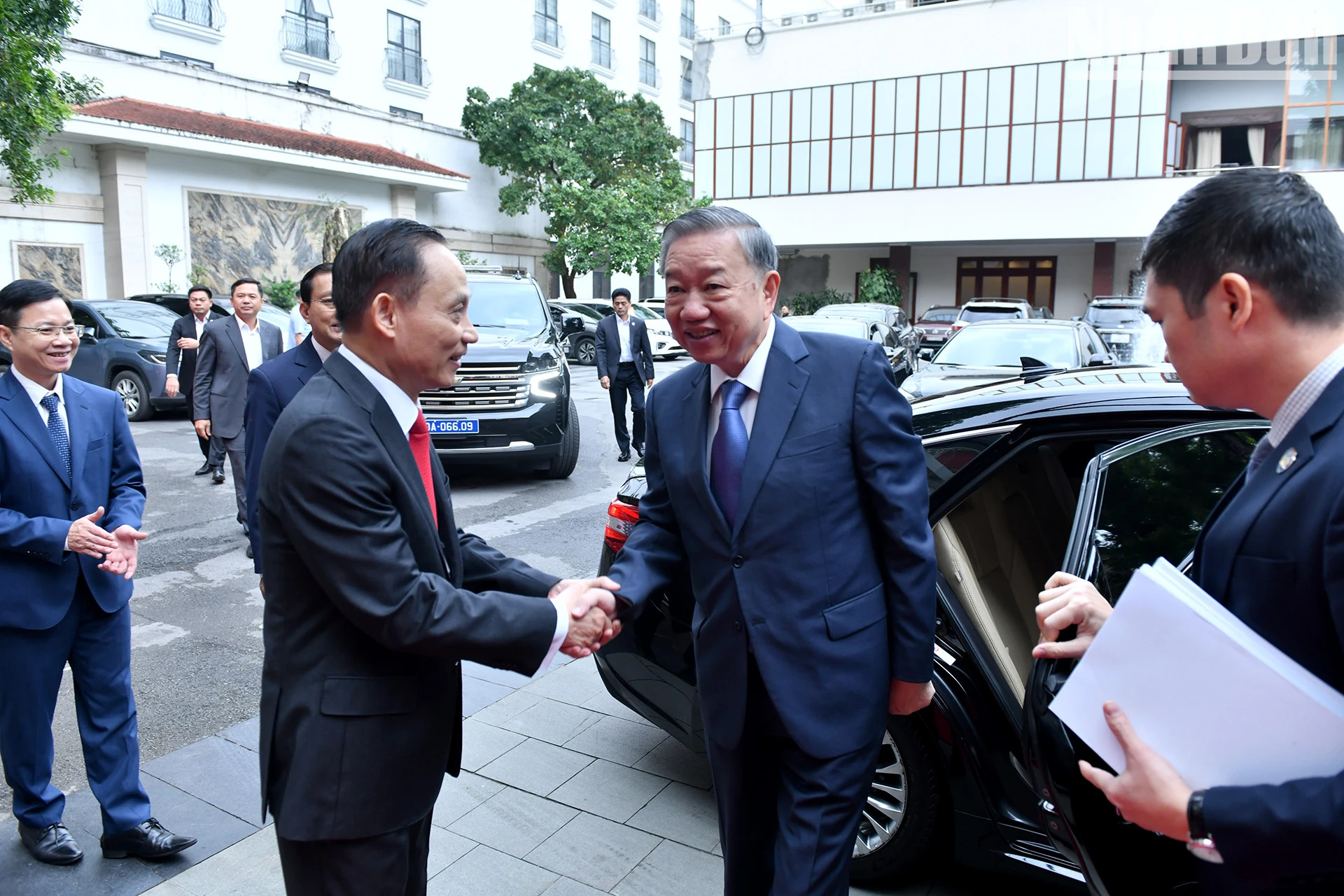 越共中央总书记苏林前来出席越共中央对外部传统日75周年纪念典礼。 越共中央总书记苏林前来出席越共中央对外部传统日75周年纪念典礼。