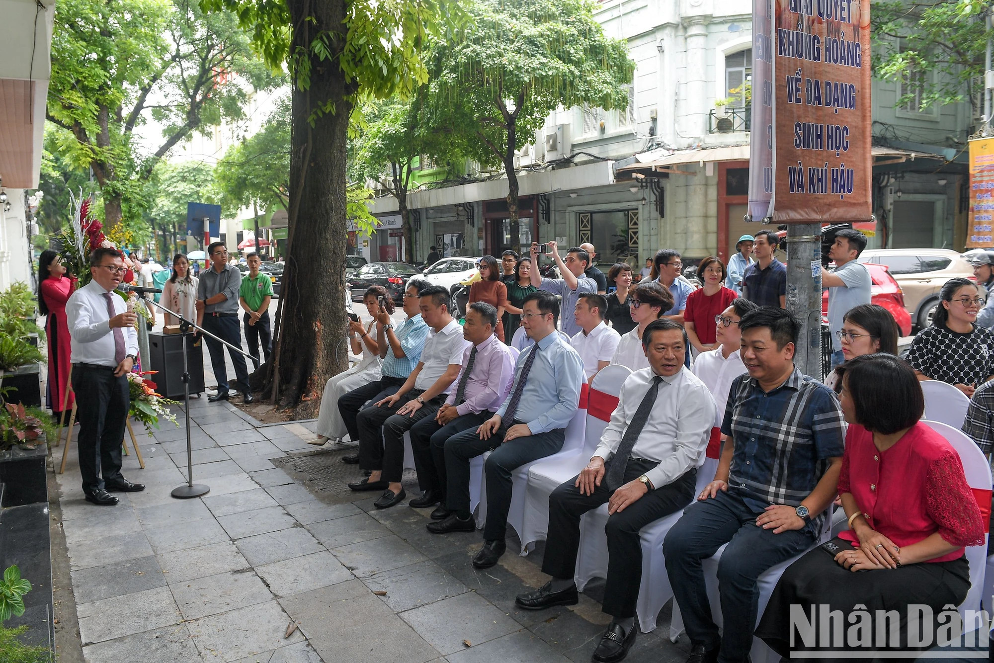 越共中央委员、中央宣教部常务副部长赖春门,越共中央委员、越南《人民报》社总编辑、中央宣教部副部长、越南新闻工作者协会主席黎国明,越南通信传媒部副部长阮青林,《人民报》社副总编辑丁如欢出席仪式。 越共中央委员、中央宣教部常务副部长赖春门,越共中央委员、越南《人民报》社总编辑、中央宣教部副部长、越南新闻工作者协会主席黎国明,越南通信传媒部副部长阮青林,《人民报》社副总编辑丁如欢出席仪式。