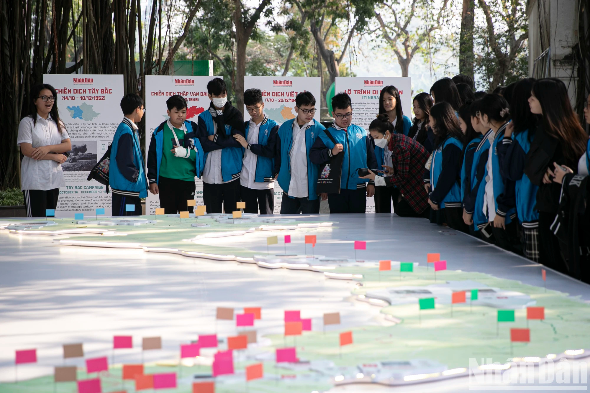 河内市巴亭郡阮公著初中学生参观展览。