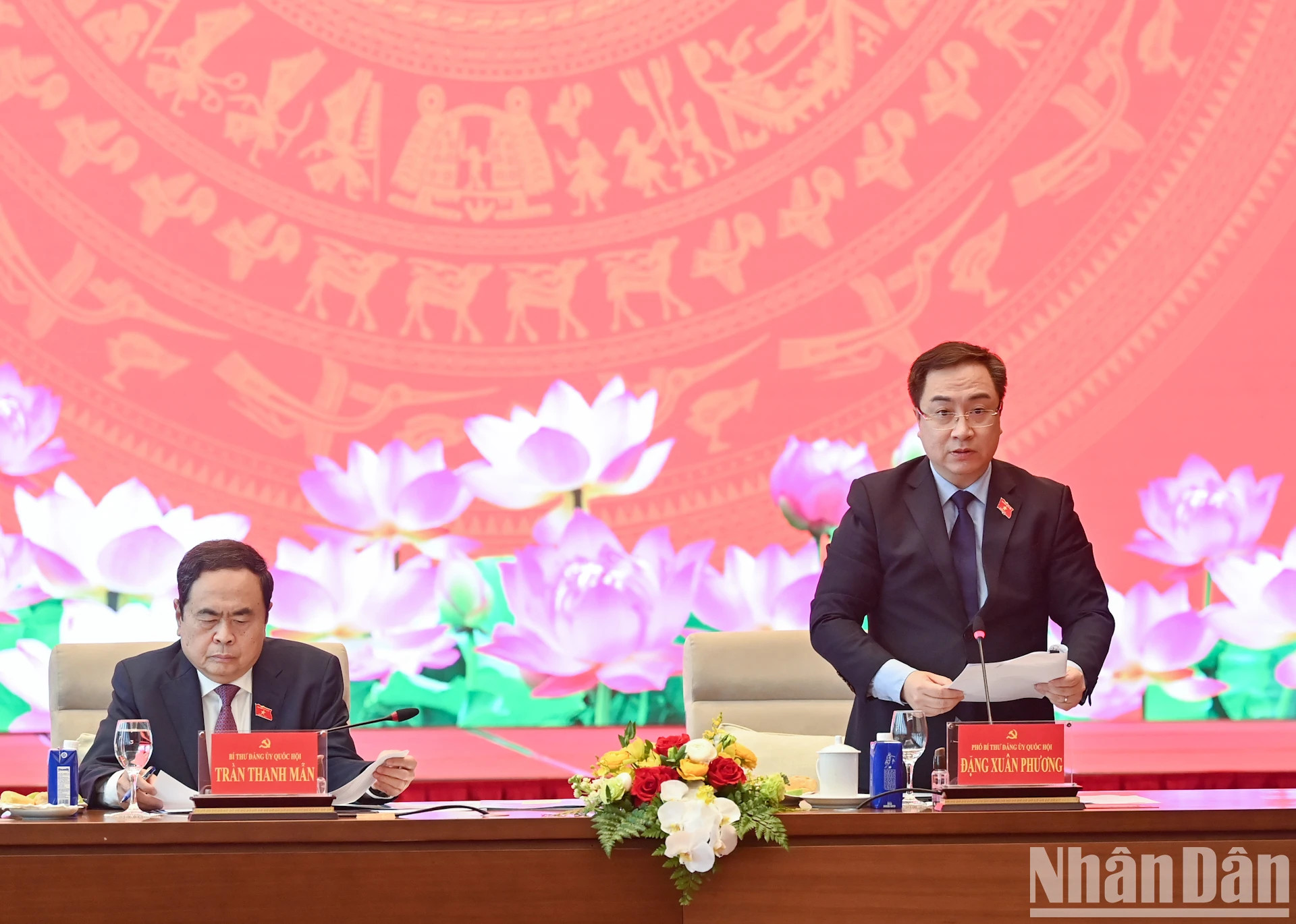 国会党委副书记邓春方发表讲话。 国会党委副书记邓春方发表讲话。