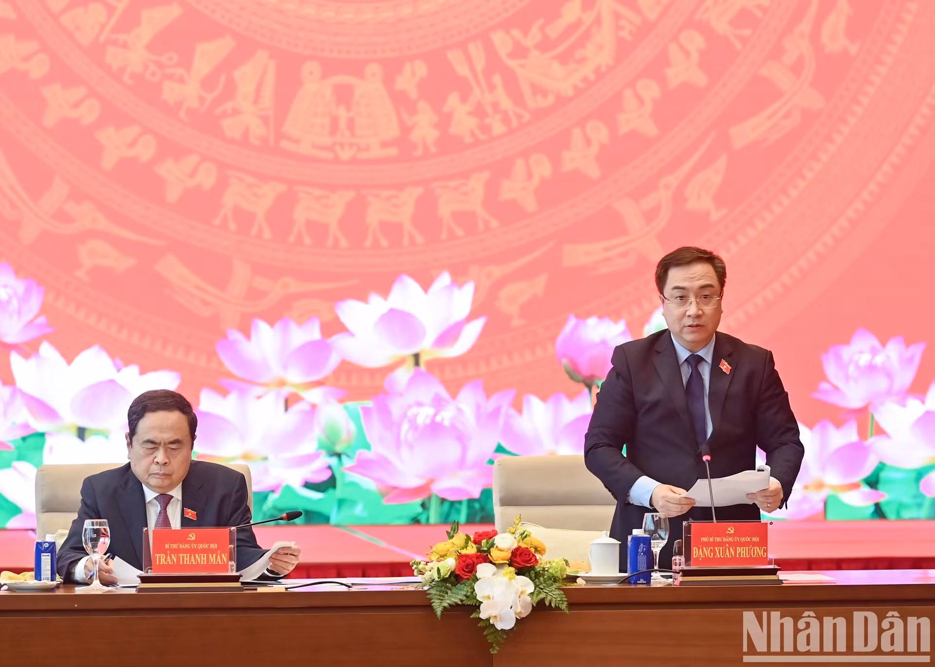 国会党委副书记邓春方发表讲话。