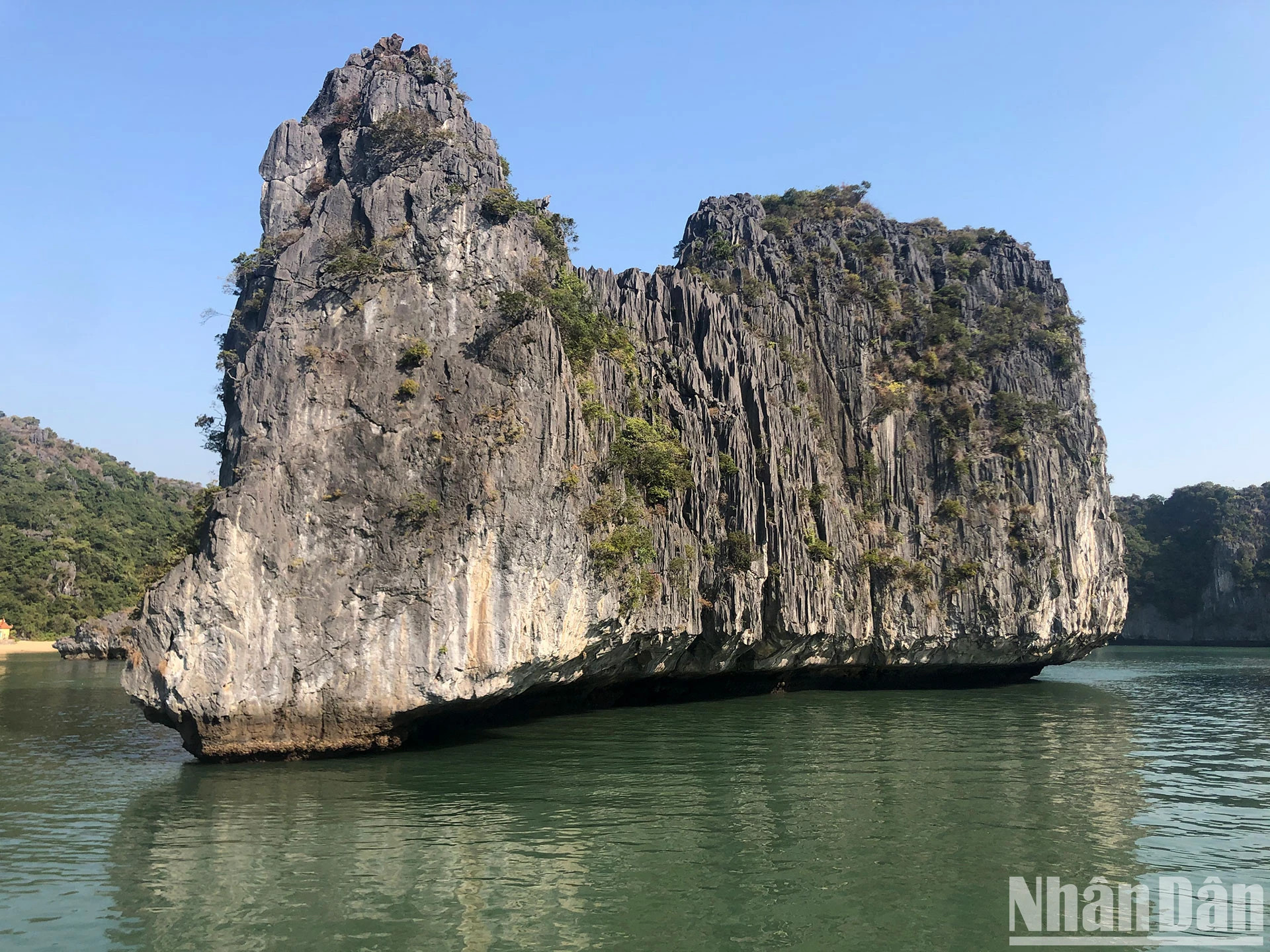 下龙湾是典型的石灰岩喀斯特地貌海湾。 下龙湾是典型的石灰岩喀斯特地貌海湾。