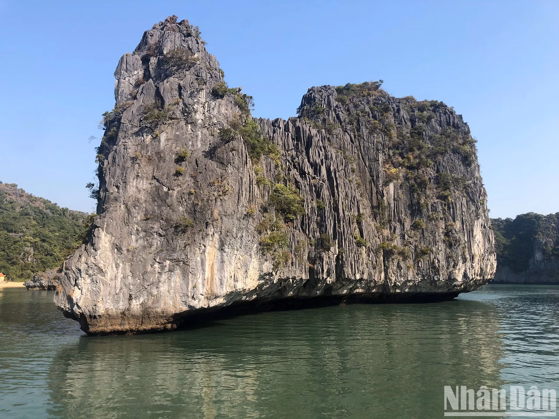 下龙湾是典型的石灰岩喀斯特地貌海湾。