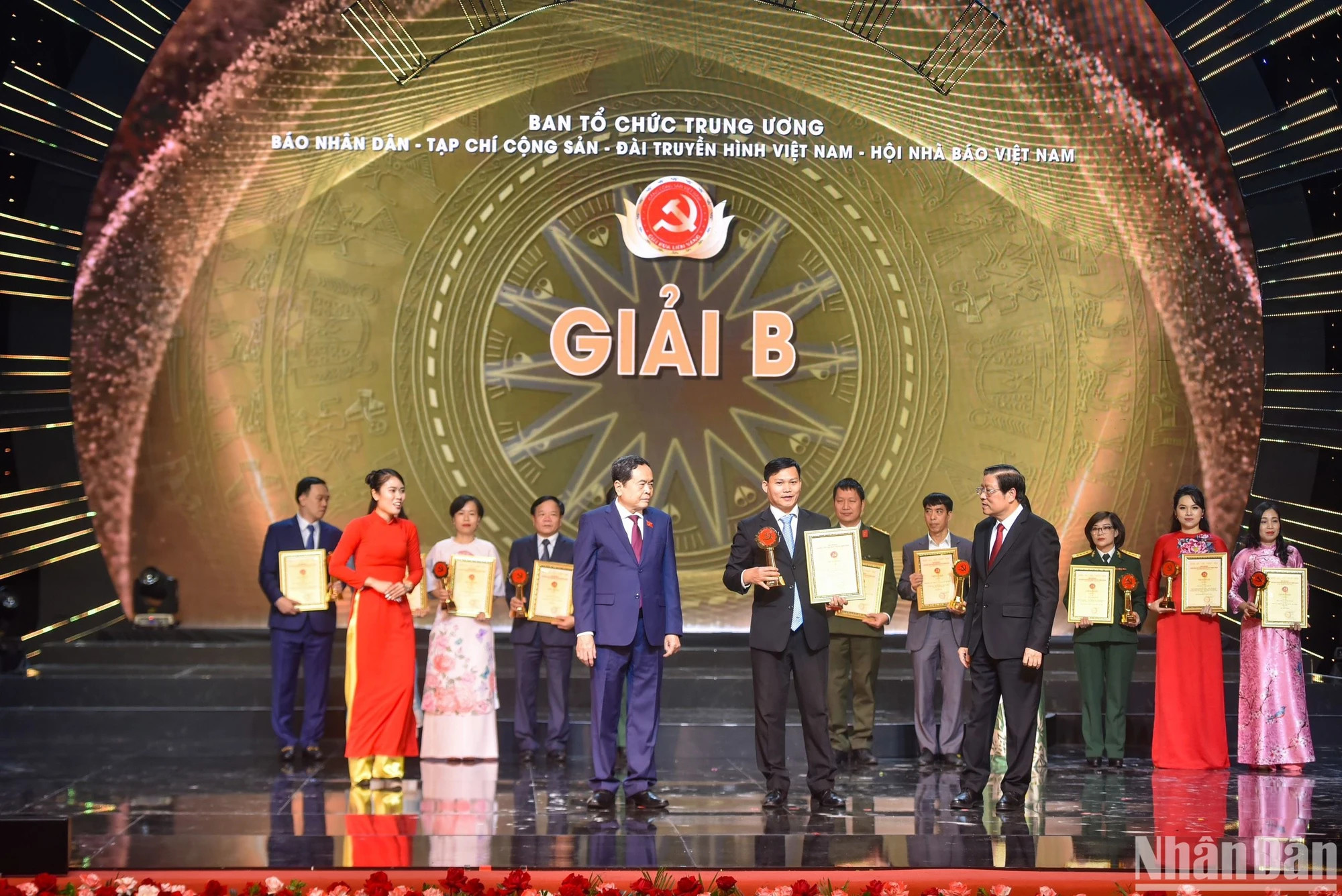 《人民报》社摄影记者代表荣获二等奖。 《人民报》社摄影记者代表荣获二等奖。