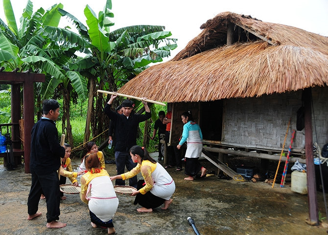 莽族家庭新房入住仪式中的舂米舞。（图片来源：越南各民族文化体育村）