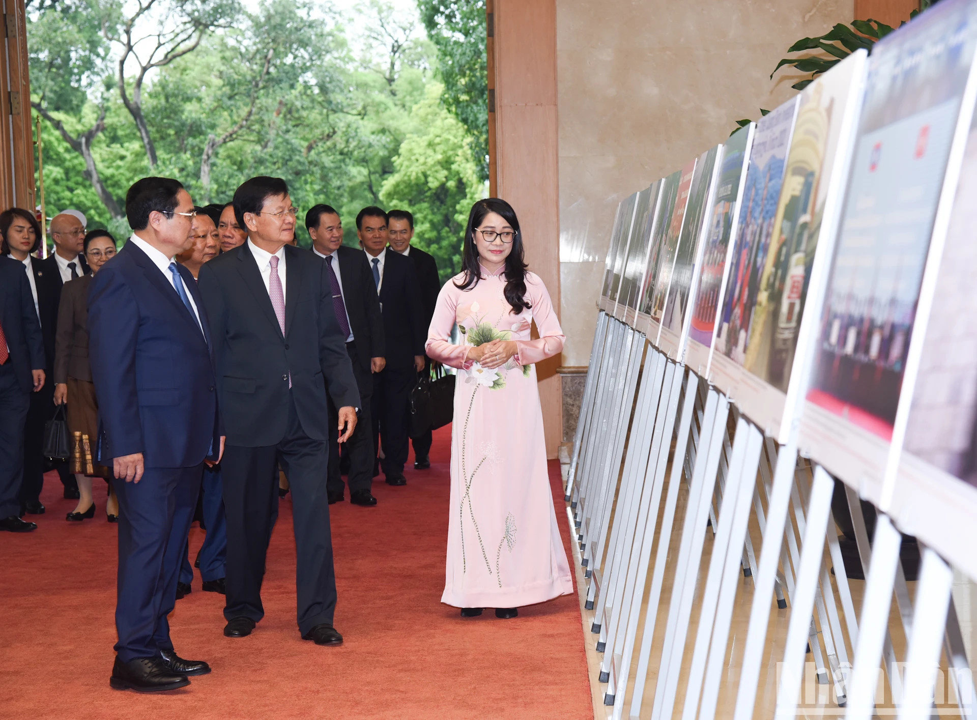 越南政府总理范明正向老挝人民革命党中央总书记、国家主席通伦·西苏介绍关于两国外交关系的图片。 越南政府总理范明正向老挝人民革命党中央总书记、国家主席通伦·西苏介绍关于两国外交关系的图片。