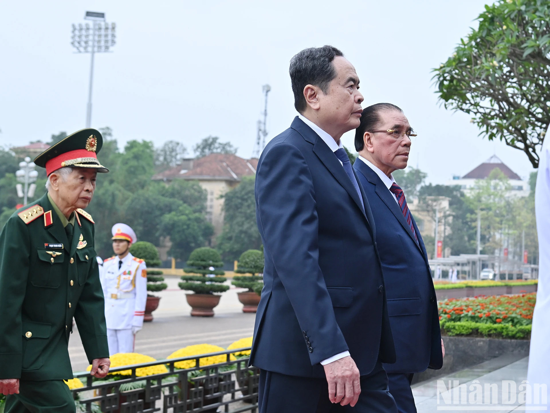 前越共中央总书记农德孟,越南国会主席陈青敏入陵瞻仰胡志明主席遗容。 前越共中央总书记农德孟,越南国会主席陈青敏入陵瞻仰胡志明主席遗容。