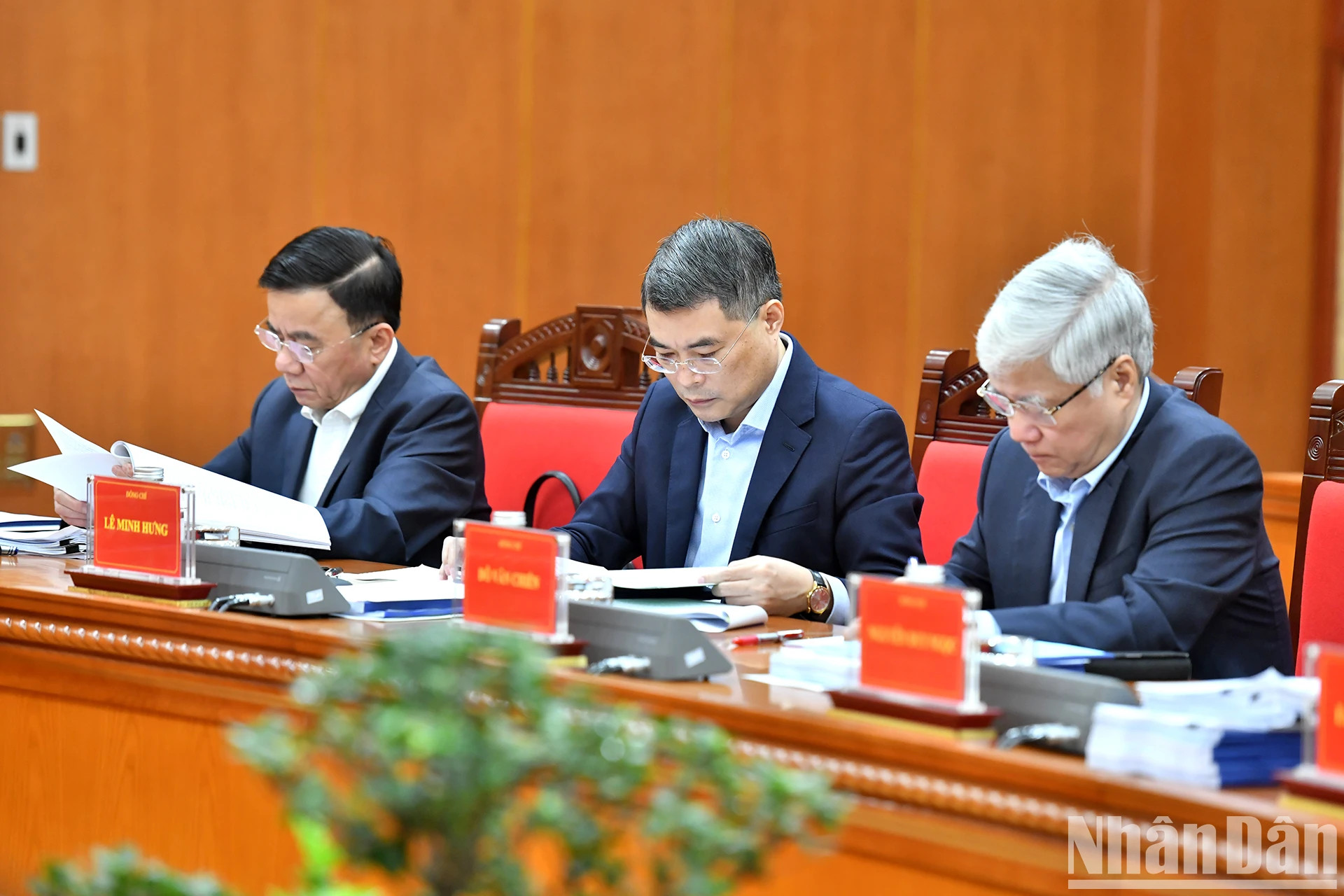 越共中央反腐败指导委员会成员与会。