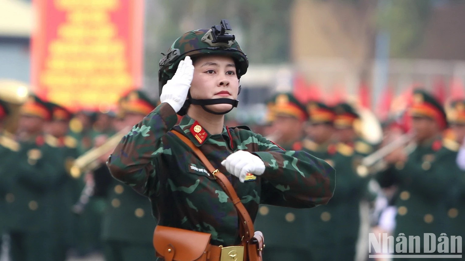 女信息军官队队长。